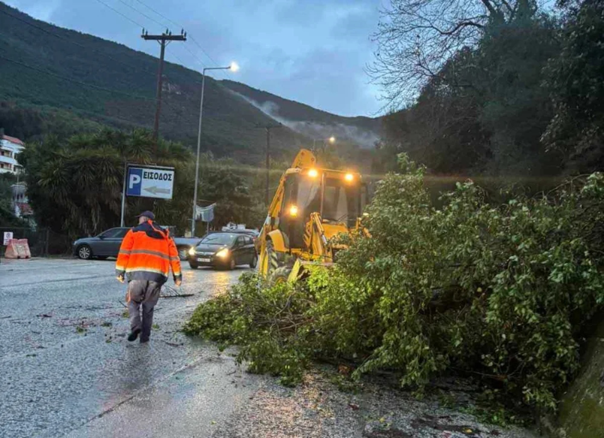 Η Ήπειρος πλήττεται από κακοκαιρία: Κατολισθήσεις και καταστροφές σε Πάργα και Πρέβεζα – Βράχοι καταπλάκωσαν όχημα