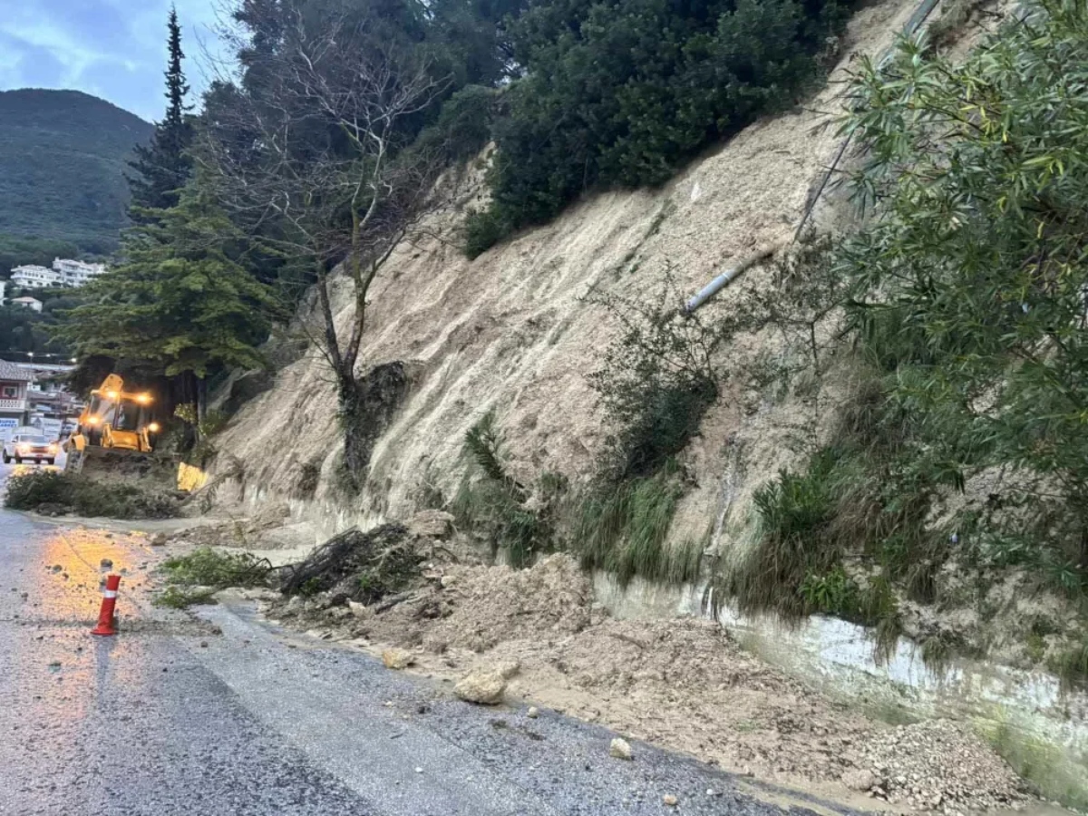 Η Ήπειρος πλήττεται από κακοκαιρία: Κατολισθήσεις και καταστροφές σε Πάργα και Πρέβεζα – Βράχοι καταπλάκωσαν όχημα