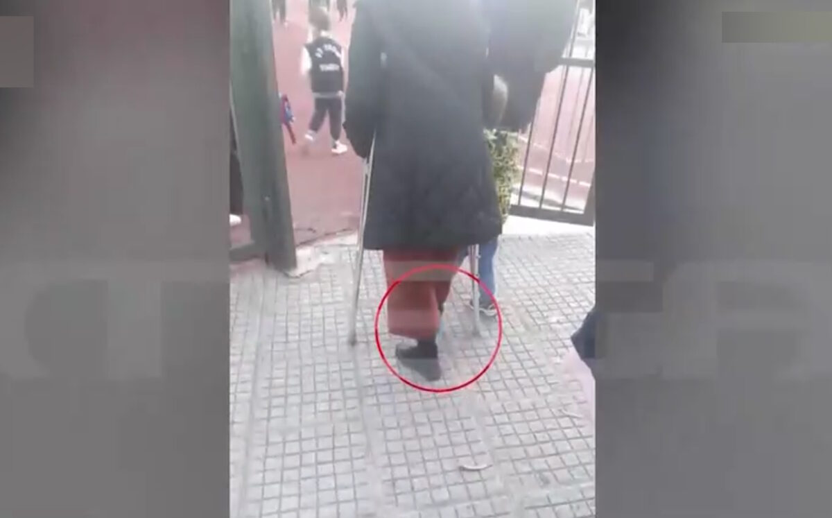 Home 51 Ζωγράφου: Νηπιαγωγός πήγε στο σχολείο με γύψο και πατερίτσα – «Υποχρεώθηκα για να μη χάσω τη δουλειά μου»