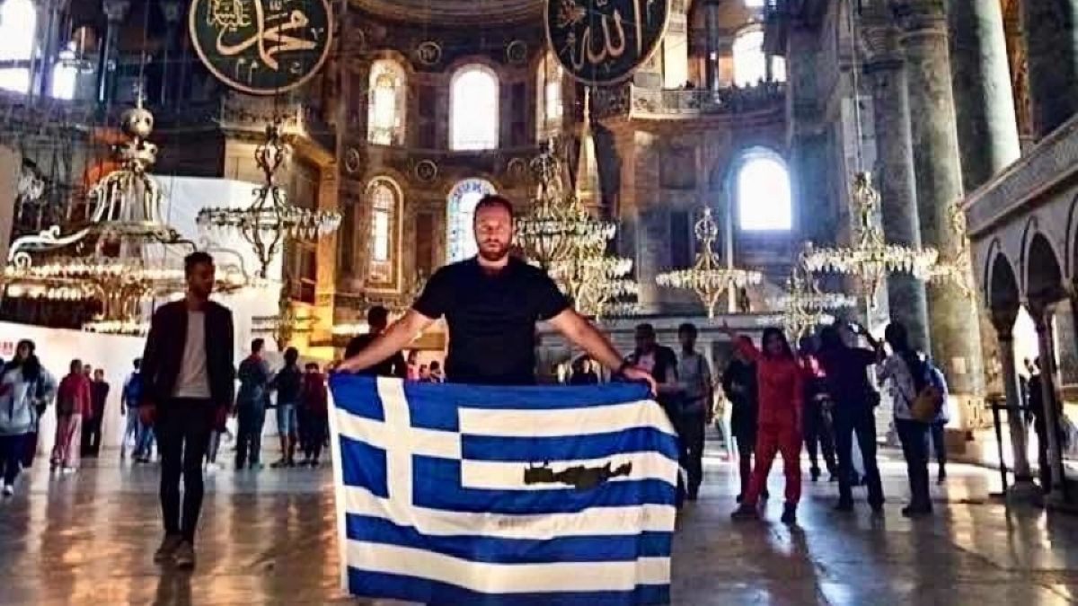 Home 61 Αναστάτωση στην Τουρκία: Έλληνας ύψωσε την ελληνική σημαία στην Αγία Σοφία την 25η Μαρτίου