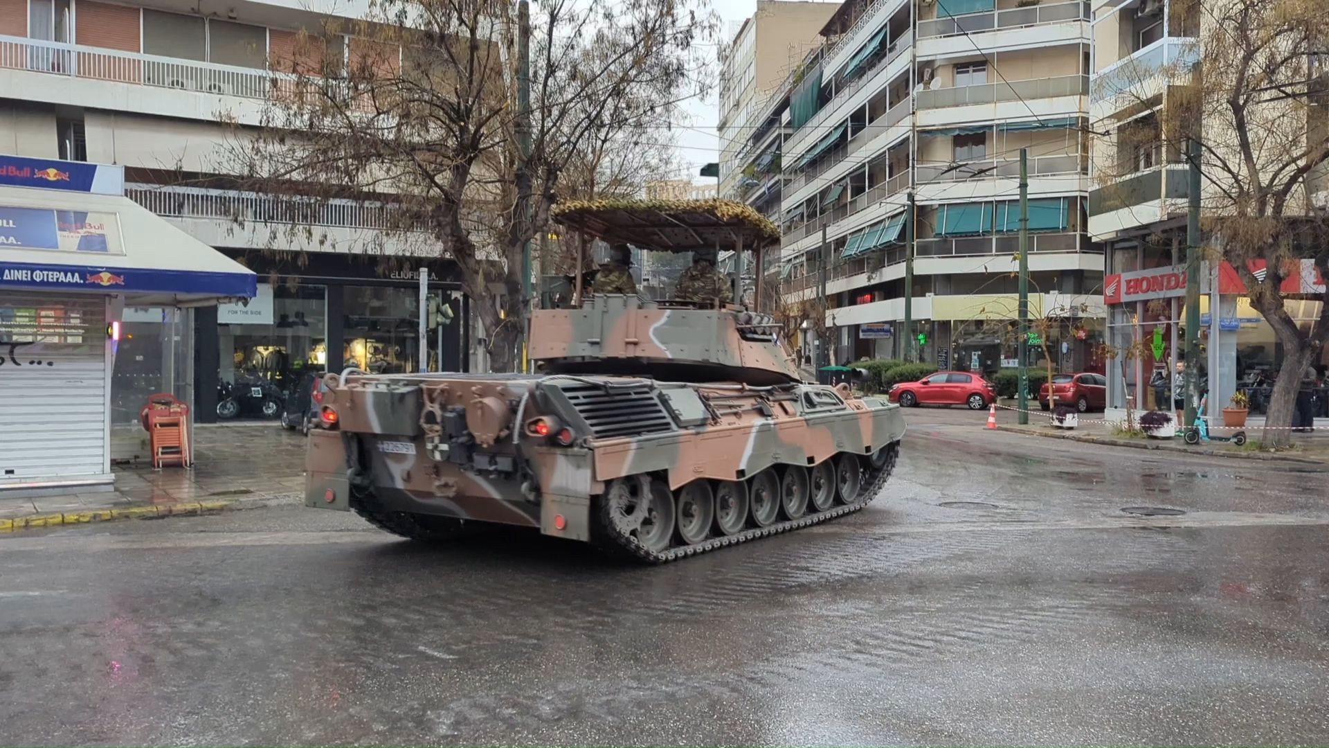 25η Μαρτίου:  Η διέλευση των αρμάτων πριν από την έναρξη της παρέλασης