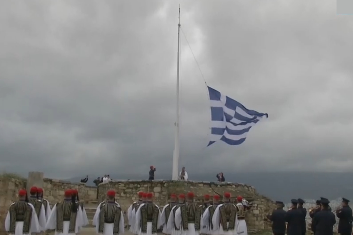 25η Μαρτίου: Η έπαρση της Ελληνικής σημαίας και η διέλευση των τανκς από την Φιλελλήνων, προετοιμάζονται για την εθνική παρέλαση