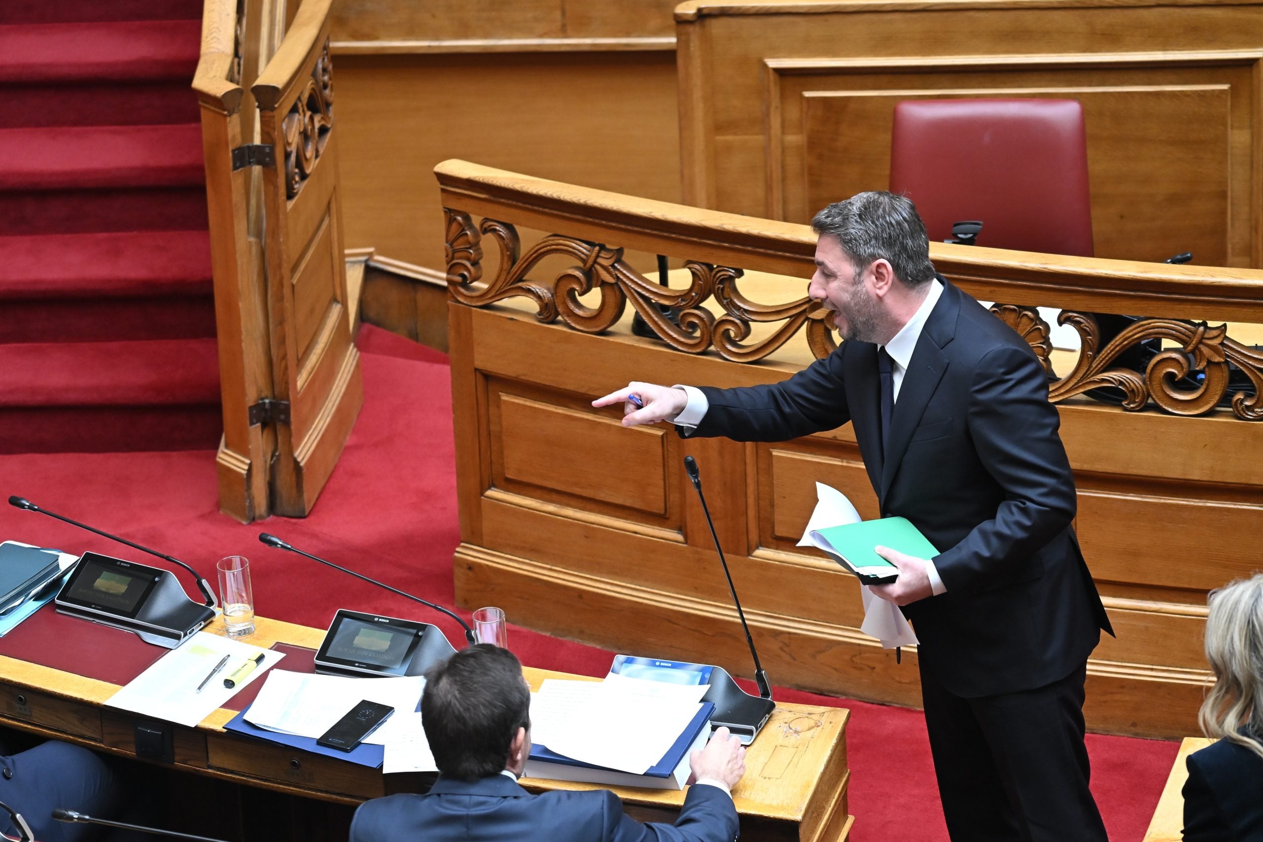 Βουλή: Έντονος διάλογος Ανδρουλάκη – Λαζαρίδη – «Κουβέντα δεν είπες για τον κουμπάρο σου» – «Κανένας δεν πήρε ούτε ένα ευρώ πίσω από την πλάτη μου»