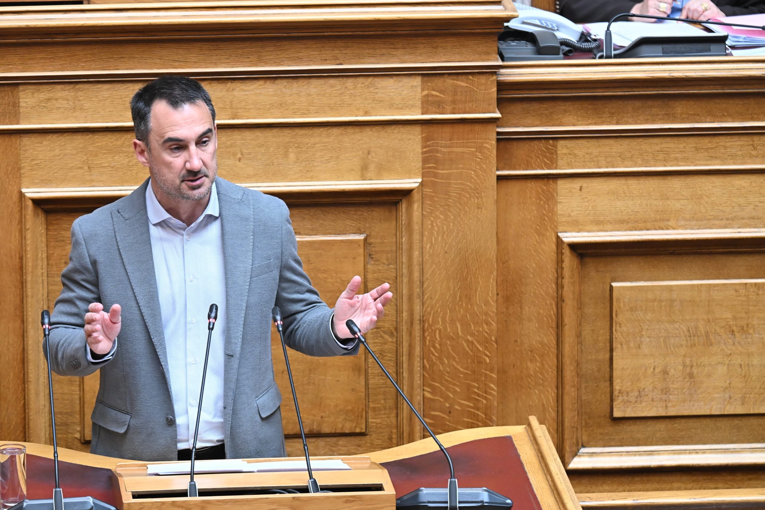 Χαρίτσης στη Βουλή: Η δικογραφία ζέχνει από τη γαλάζια διαφθορά και διαπλοκή – Στήσατε Εξεταστική για να αμνηστεύσετε δύο υπουργούς σας