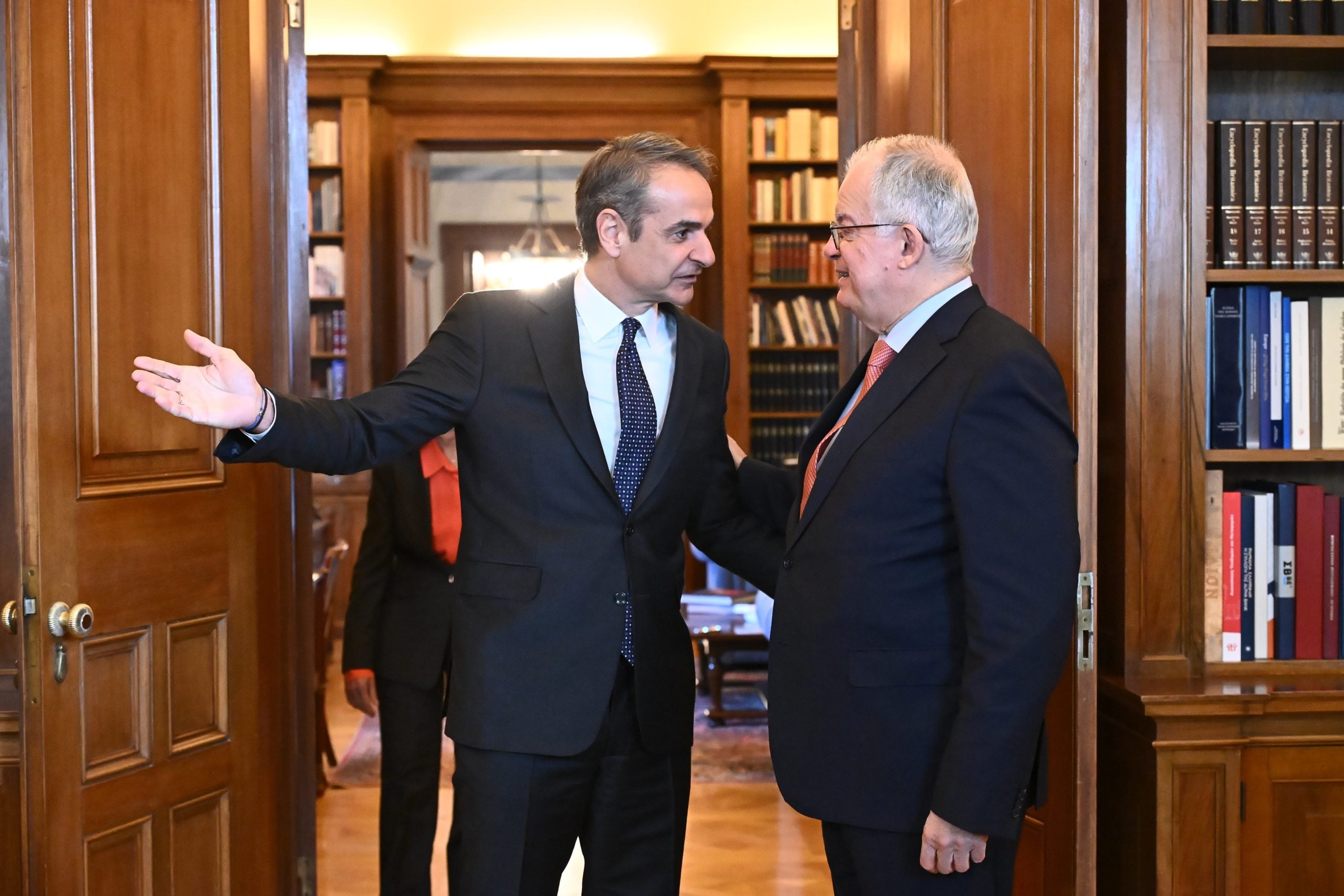 Κυριάκος Μητσοτάκης: Η μικρή καθυστέρηση στη συνάντηση με τον ΠτΔ και η στάση για να χαιρετήσει μαθητές