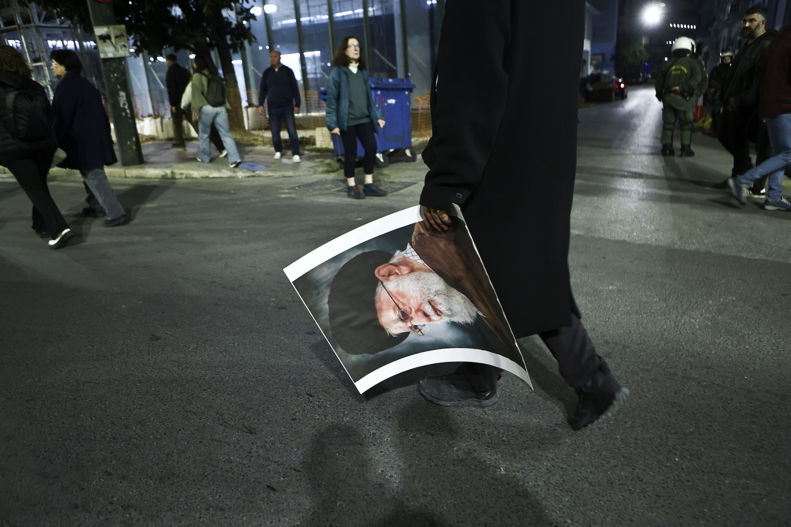 Παναγιώτης Λαφαζάνης: Παρών σε αντιπολεμική διαδήλωση στην Αθήνα με πορτρέτο του Αλί Χαμενεϊ – ΦΩΤΟ