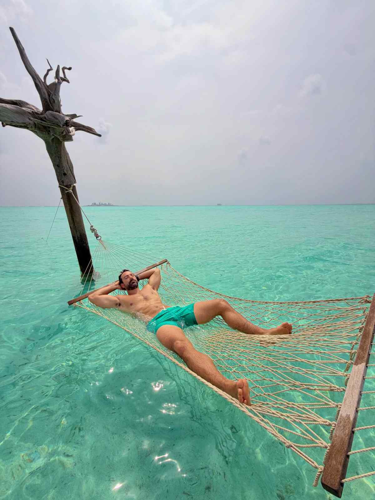 Σάκης Τανιμανίδης: Εξοργισμένος με τις χρεώσεις σε κομμωτήριο στη Ζυρίχη – «Προτιμώ μακρυμάλλης!» 4 Ο Σάκης Τανιμανίδης στις Μαλδίβες