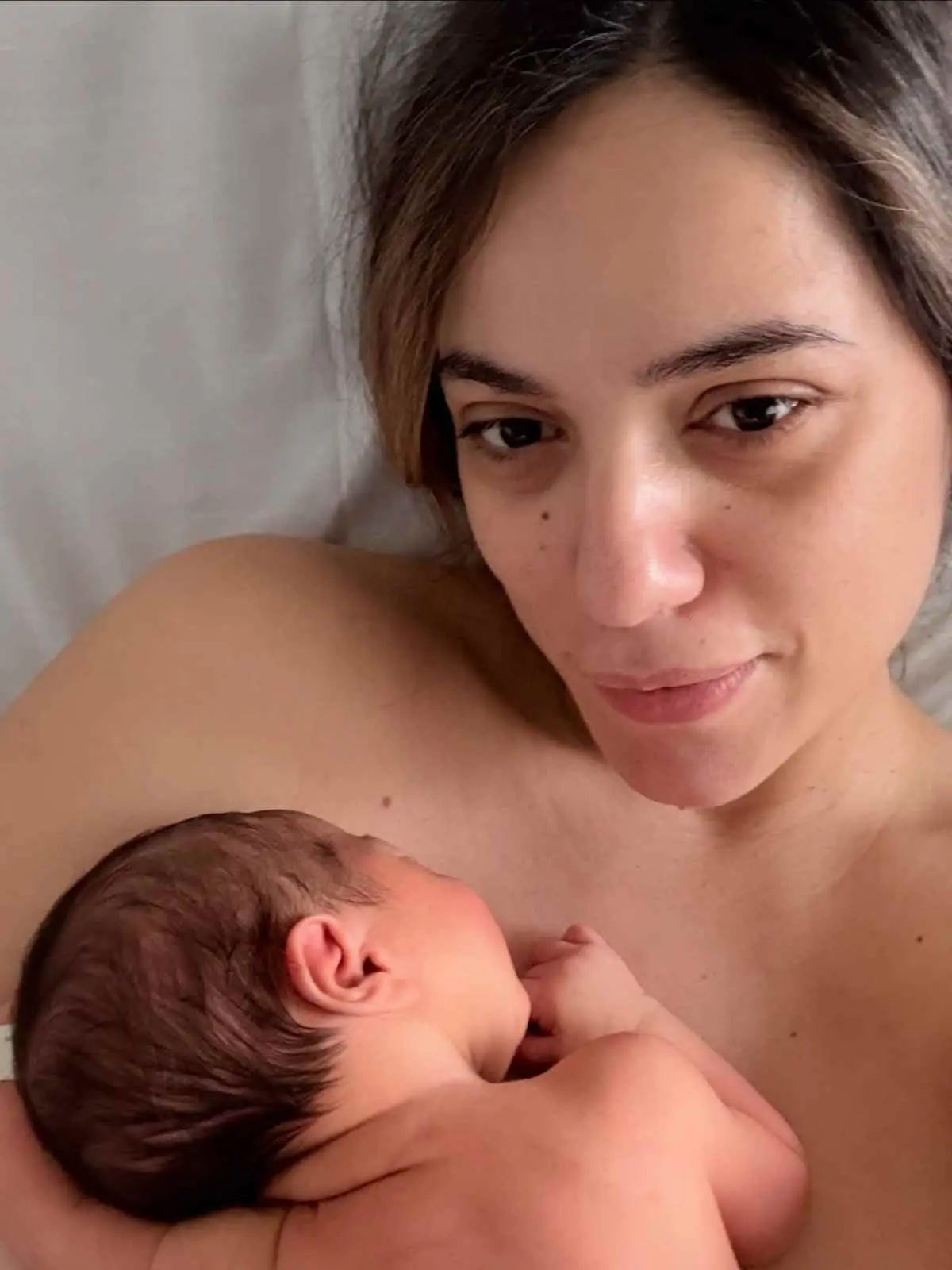 Ευλαμπία Ρέβη: Ο γιος της σαράντισε – «Τα “baby blues” είναι πραγματικά, έντονα και μπερδεμένα» 11 Η Ευλαμπία Ρέβη αγκαλιά με τον γιο της