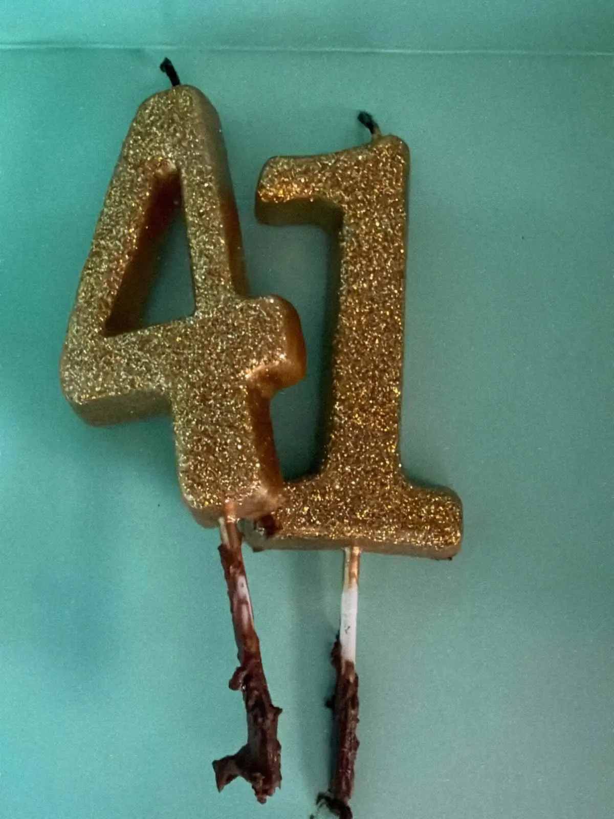 Τα κεράκια από την τούρτα γενεθλίων της Φωτεινής Πετρογιάννη