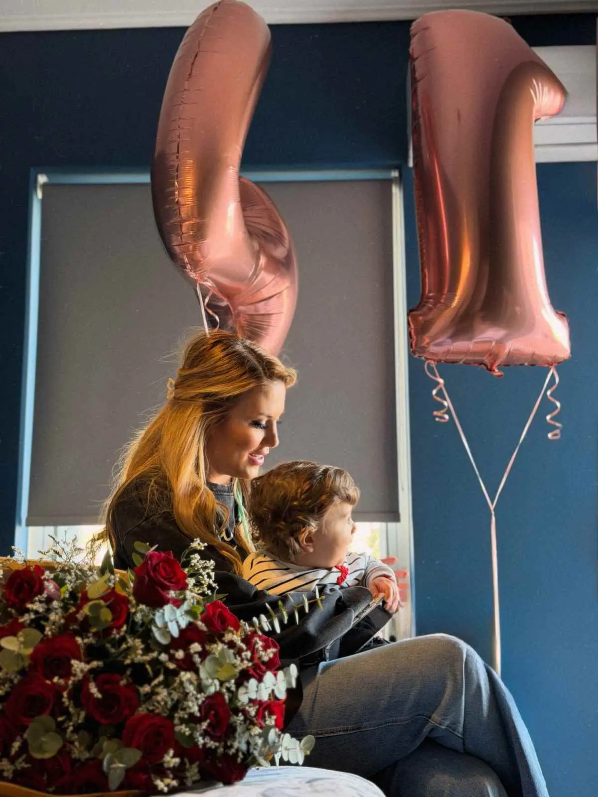 Η Φωτεινή Πετρογιάννη αγκαλιά με τον γιο της 