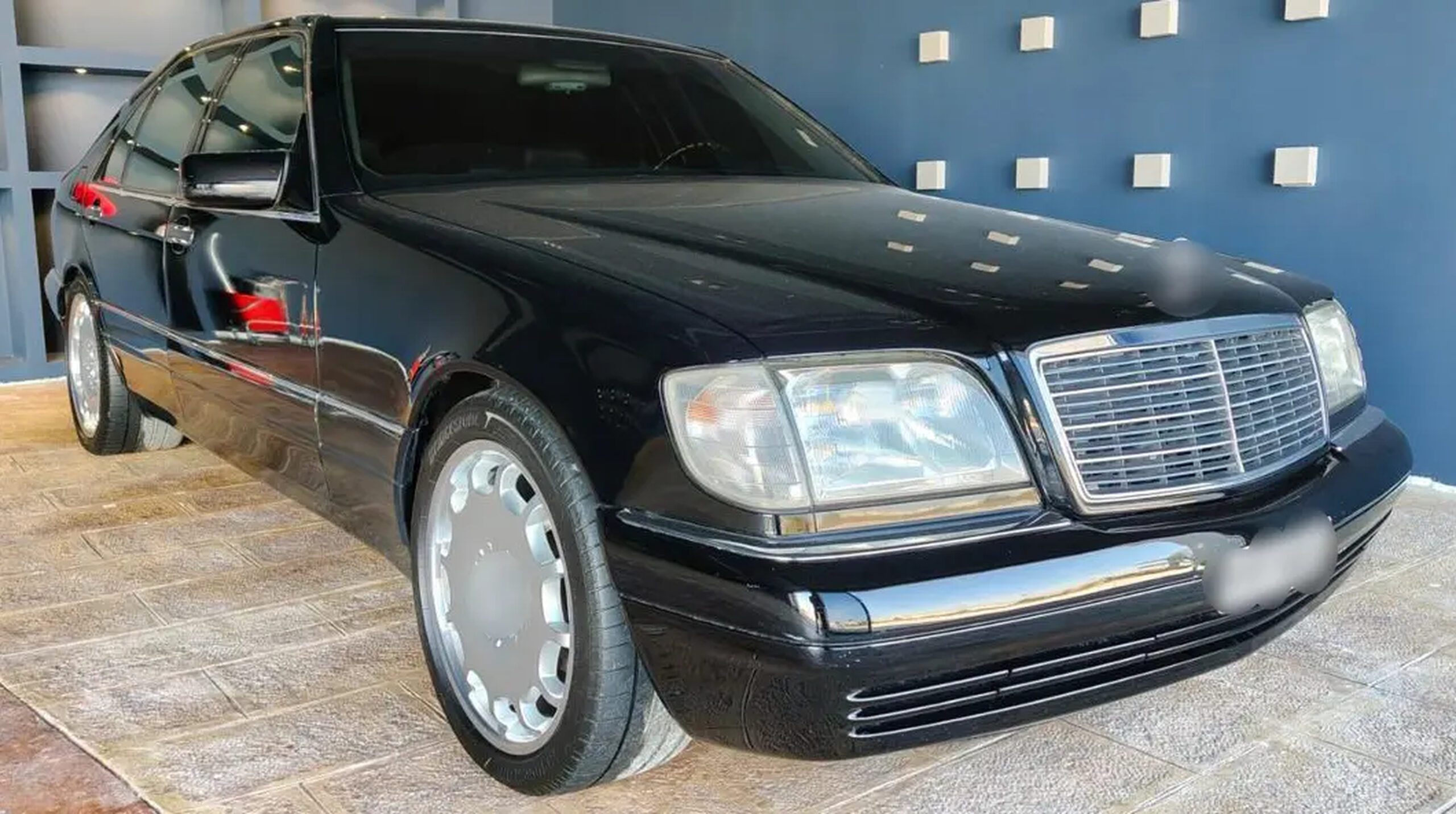 Από τη Διεύθυνση Αντιμετώπισης Οργανωμένου Εγκλήματος εξαρθρώθηκε εγκληματική οργάνωση, τα μέλη της οποίας δραστηριοποιούνταν στην εξαπάτηση πολιτών, με το πρόσχημα αγοραπωλησίας χρυσών λιρών σε τιμή χαμηλότερη της αγοραστικής τους αξίας. Για τον τερματισμό της δράσης τους, πραγματοποιήθηκε πρωινές ώρες χθες, 6 Μαρτίου 2026, στη Λάρισα, αστυνομική επιχείρηση του Τμήματος Δίωξης Εκβιαστών της Υποδιεύθυνσης Δίωξης Εγκλημάτων Κατά της Ζωής και της Ιδιοκτησίας, με τη συνδρομή της ειδικής επιχειρησιακής ομάδας της Υποδιεύθυνσης Πληροφοριών και Ειδικών Δράσεων, της Υποδιεύθυνσης Αντιμετώπισης Οργανωμένου Εγκλήματος Βορείου Ελλάδας και της Ειδικής Κατασταλτικής Αντιτρομοκρατικής Μονάδας, στο πλαίσιο της οποίας συνελήφθησαν -4- μέλη, που ανήκουν στην ίδια οικογένεια. Σε βάρος τους σχηματίστηκε δικογραφία για -κατά περίπτωση- εγκληματική οργάνωση που διαπράττει απάτες και εκβιάσεις τετελεσμένες και σε απόπειρα με συνολικό όφελος και προκληθείσα ζημία που υπερβαίνει το χρηματικό ποσό των 120.000 ευρώ, νομιμοποίηση εσόδων από εγκληματικές δραστηριότητες, παράβαση των νόμων για τα ναρκωτικά και τα όπλα, του νόμου που αφορά τα συμπληρώματα διατροφής, της καταπολέμησης της φαρμοκοδιέγερσης, καθώς και για κλοπή και ρευματοκλοπή. Όπως προέκυψε από την αστυνομική έρευνα, οι κατηγορούμενοι είχαν συγκροτήσει δομημένη εγκληματική οργάνωση με διαρκή δράση, τουλάχιστον από την άνοιξη του 2021. Για να πετύχουν τον σκοπό τους, προσέγγιζαν τα θύματά τους και αφού παρουσιάζονταν ως άτομα μεγάλης οικονομικής επιφάνειας, επικαλούνταν δήθεν προσωρινή έλλειψη οικονομικής ρευστότητας. Ακολούθως, υπόσχονταν να πουλήσουν στα θύματά τους μεγάλες ποσότητες χρυσών λιρών σε τιμή κατά πολύ χαμηλότερη απ’ αυτή της αγοράς, παρουσιάζοντας τις συναλλαγές αυτές ως ιδιαίτερα συμφέρουσα επενδυτική ευκαιρία. Με τον τρόπο αυτό, κατάφερναν να αποσπούν μεγάλα χρηματικά ποσά για την αγορά των λιρών, τις οποίες ωστόσο ουδέποτε παρέδιδαν στους αγοραστές, επικαλούμενοι διάφορες ψευδείς προφάσεις. Όταν τα θύματα αντιλαμβάνονταν την απάτη και απαιτούσαν την επιστροφή των χρημάτων τους, οι κατηγορούμενοι προέβαιναν σε απειλές σε βάρος της ζωής, της σωματικής ακεραιότητας και της περιουσίας τους, ενώ σε ορισμένες περιπτώσεις τους απειλούσαν επιδεικνύοντας όπλα. Κατά την επιχείρηση, πραγματοποιήθηκαν έρευνες στις οικίες των κατηγορούμενων, όπου βρέθηκαν λίρες αμφιβόλου γνησιότητας, όπλα, πολυτελή οχήματα, χρυσαφικά, ναρκωτικά και αναβολικά χάπια. Επιπλέον, συνελήφθη και ένα συγγενικό πρόσωπο των κατηγορούμενων, καθώς στην οικία του βρέθηκαν όπλα, φυσίγγια κ.α. αντικείμενα. Αναλυτικά, από τις έρευνες που πραγματοποιήθηκαν, βρέθηκαν και κατασχέθηκαν: -52.930- ευρώ, -2.267- λίρες αμφιβόλου γνησιότητας, -14- πολυτελή οχήματα και ένα κλεμμένο, -5- όπλα (περίστροφο, λυόκανο τυφέκιο, υποπολυβόλο, καραμπίνα, αεροβόλο πιστόλι) -7- ρολόγια, πλήθος από χρυσές αλυσίδες, δαχτυλίδια, σταυροί, μενταγιόν, τσάντες, πλήθος φυσιγγίων διαφορετικού διαμετρήματος, -9- γεμιστήρες και κουτί μεταφοράς πιστολιού, -13- αμπούλες διοξειδίου του άνθρακα, -43- ναρκωτικά και αναβολικά χάπια, -6- αμπούλες αναβολικής ουσίας, -6- κάμερες,-5- καταγραφικά, συσκευή γεωεντοπισμού, φορητός ηλεκτρονικός υπολογιστής, -12- κινητά τηλέφωνα, -3- αορτήρες, κουκούλα full-face, γάντια, χειροπέδες, ματσέτα, -2- ρόπαλα, -6- άδειες κατοχής όπλου και -3- συναλλαγματικές. Από την έως τώρα έρευνα έχουν εξιχνιαστεί -6- περιπτώσεις απάτης, με το παράνομο περιουσιακό όφελος που αποκόμισαν τα μέλη της εγκληματικής οργάνωσης να υπερβαίνει τα -1.093.000- ευρώ. Τα μέλη της εγκληματικής οργάνωσης, τα οποία έχουν απασχολήσει στο παρελθόν για παρόμοια και έτερα αδικήματα, οδηγούνται στην Εισαγγελία Πρωτοδικών Αθηνών, ενώ, για τον έτερο συλληφθέντα, σχηματίστηκε δικογραφία για παράβαση της νομοθεσίας περί όπλων από την Υποδιεύθυνση Δίωξης Εξιχνίασης Εγκλημάτων Λάρισας και θα οδηγηθεί στην Εισαγγελία Πρωτοδικών Λάρισας. Σάββατο 7 Μαρτίου 2026 (ΥΠΟΥΡΓΕΙΟ ΠΡΟΣΤΑΣΙΑΣ ΤΟΥ ΠΟΛΙΤΗ - ΓΡΑΦΕΙΟ ΕΝΗΜΕΡΩΣΗΣ & ΕΠΙΚΟΙΝΩΝΙΑΣ / EUROKINISSI)