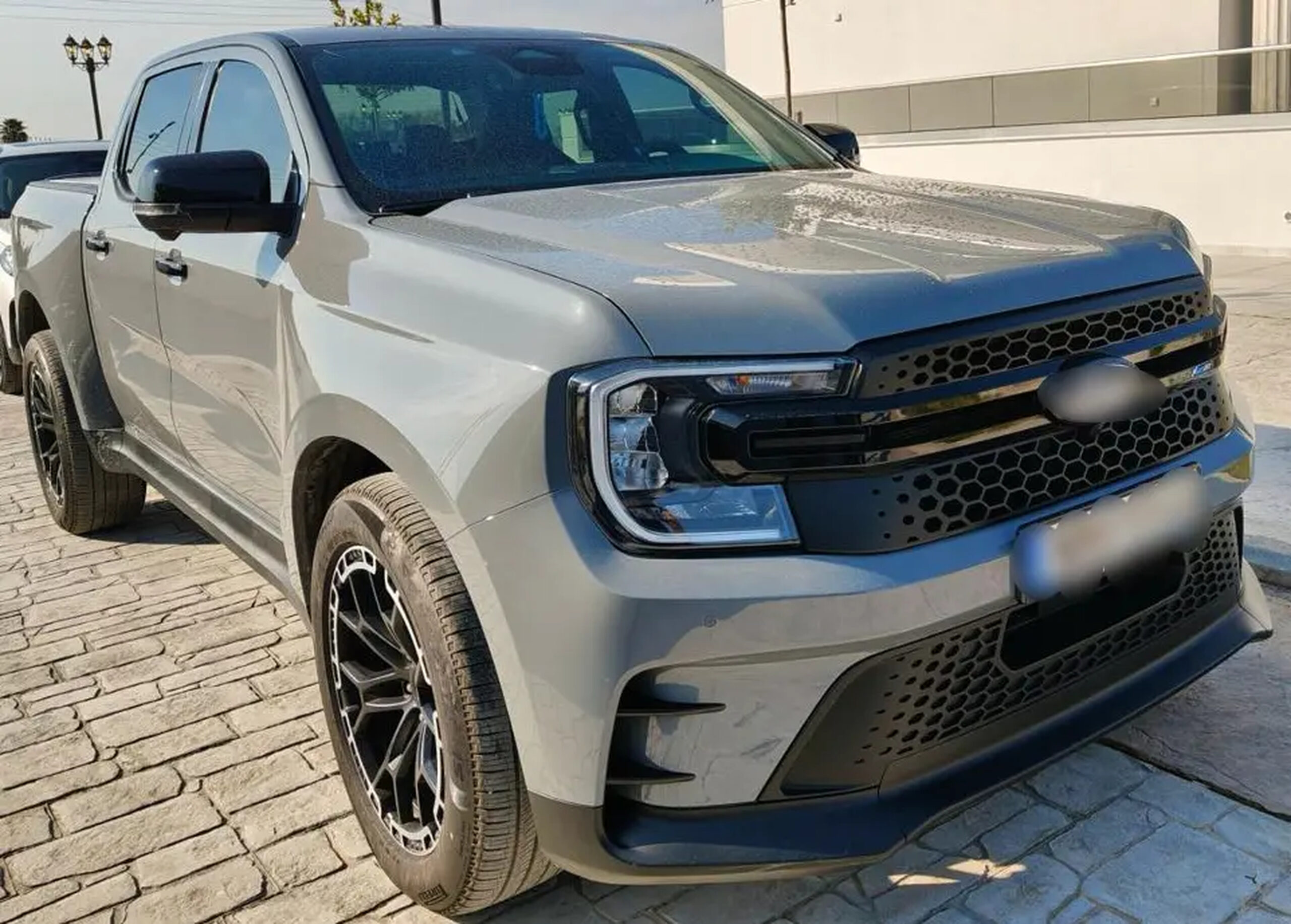 Από τη Διεύθυνση Αντιμετώπισης Οργανωμένου Εγκλήματος εξαρθρώθηκε εγκληματική οργάνωση, τα μέλη της οποίας δραστηριοποιούνταν στην εξαπάτηση πολιτών, με το πρόσχημα αγοραπωλησίας χρυσών λιρών σε τιμή χαμηλότερη της αγοραστικής τους αξίας. Για τον τερματισμό της δράσης τους, πραγματοποιήθηκε πρωινές ώρες χθες, 6 Μαρτίου 2026, στη Λάρισα, αστυνομική επιχείρηση του Τμήματος Δίωξης Εκβιαστών της Υποδιεύθυνσης Δίωξης Εγκλημάτων Κατά της Ζωής και της Ιδιοκτησίας, με τη συνδρομή της ειδικής επιχειρησιακής ομάδας της Υποδιεύθυνσης Πληροφοριών και Ειδικών Δράσεων, της Υποδιεύθυνσης Αντιμετώπισης Οργανωμένου Εγκλήματος Βορείου Ελλάδας και της Ειδικής Κατασταλτικής Αντιτρομοκρατικής Μονάδας, στο πλαίσιο της οποίας συνελήφθησαν -4- μέλη, που ανήκουν στην ίδια οικογένεια. Σε βάρος τους σχηματίστηκε δικογραφία για -κατά περίπτωση- εγκληματική οργάνωση που διαπράττει απάτες και εκβιάσεις τετελεσμένες και σε απόπειρα με συνολικό όφελος και προκληθείσα ζημία που υπερβαίνει το χρηματικό ποσό των 120.000 ευρώ, νομιμοποίηση εσόδων από εγκληματικές δραστηριότητες, παράβαση των νόμων για τα ναρκωτικά και τα όπλα, του νόμου που αφορά τα συμπληρώματα διατροφής, της καταπολέμησης της φαρμοκοδιέγερσης, καθώς και για κλοπή και ρευματοκλοπή. Όπως προέκυψε από την αστυνομική έρευνα, οι κατηγορούμενοι είχαν συγκροτήσει δομημένη εγκληματική οργάνωση με διαρκή δράση, τουλάχιστον από την άνοιξη του 2021. Για να πετύχουν τον σκοπό τους, προσέγγιζαν τα θύματά τους και αφού παρουσιάζονταν ως άτομα μεγάλης οικονομικής επιφάνειας, επικαλούνταν δήθεν προσωρινή έλλειψη οικονομικής ρευστότητας. Ακολούθως, υπόσχονταν να πουλήσουν στα θύματά τους μεγάλες ποσότητες χρυσών λιρών σε τιμή κατά πολύ χαμηλότερη απ’ αυτή της αγοράς, παρουσιάζοντας τις συναλλαγές αυτές ως ιδιαίτερα συμφέρουσα επενδυτική ευκαιρία. Με τον τρόπο αυτό, κατάφερναν να αποσπούν μεγάλα χρηματικά ποσά για την αγορά των λιρών, τις οποίες ωστόσο ουδέποτε παρέδιδαν στους αγοραστές, επικαλούμενοι διάφορες ψευδείς προφάσεις. Όταν τα θύματα αντιλαμβάνονταν την απάτη και απαιτούσαν την επιστροφή των χρημάτων τους, οι κατηγορούμενοι προέβαιναν σε απειλές σε βάρος της ζωής, της σωματικής ακεραιότητας και της περιουσίας τους, ενώ σε ορισμένες περιπτώσεις τους απειλούσαν επιδεικνύοντας όπλα. Κατά την επιχείρηση, πραγματοποιήθηκαν έρευνες στις οικίες των κατηγορούμενων, όπου βρέθηκαν λίρες αμφιβόλου γνησιότητας, όπλα, πολυτελή οχήματα, χρυσαφικά, ναρκωτικά και αναβολικά χάπια. Επιπλέον, συνελήφθη και ένα συγγενικό πρόσωπο των κατηγορούμενων, καθώς στην οικία του βρέθηκαν όπλα, φυσίγγια κ.α. αντικείμενα. Αναλυτικά, από τις έρευνες που πραγματοποιήθηκαν, βρέθηκαν και κατασχέθηκαν: -52.930- ευρώ, -2.267- λίρες αμφιβόλου γνησιότητας, -14- πολυτελή οχήματα και ένα κλεμμένο, -5- όπλα (περίστροφο, λυόκανο τυφέκιο, υποπολυβόλο, καραμπίνα, αεροβόλο πιστόλι) -7- ρολόγια, πλήθος από χρυσές αλυσίδες, δαχτυλίδια, σταυροί, μενταγιόν, τσάντες, πλήθος φυσιγγίων διαφορετικού διαμετρήματος, -9- γεμιστήρες και κουτί μεταφοράς πιστολιού, -13- αμπούλες διοξειδίου του άνθρακα, -43- ναρκωτικά και αναβολικά χάπια, -6- αμπούλες αναβολικής ουσίας, -6- κάμερες,-5- καταγραφικά, συσκευή γεωεντοπισμού, φορητός ηλεκτρονικός υπολογιστής, -12- κινητά τηλέφωνα, -3- αορτήρες, κουκούλα full-face, γάντια, χειροπέδες, ματσέτα, -2- ρόπαλα, -6- άδειες κατοχής όπλου και -3- συναλλαγματικές. Από την έως τώρα έρευνα έχουν εξιχνιαστεί -6- περιπτώσεις απάτης, με το παράνομο περιουσιακό όφελος που αποκόμισαν τα μέλη της εγκληματικής οργάνωσης να υπερβαίνει τα -1.093.000- ευρώ. Τα μέλη της εγκληματικής οργάνωσης, τα οποία έχουν απασχολήσει στο παρελθόν για παρόμοια και έτερα αδικήματα, οδηγούνται στην Εισαγγελία Πρωτοδικών Αθηνών, ενώ, για τον έτερο συλληφθέντα, σχηματίστηκε δικογραφία για παράβαση της νομοθεσίας περί όπλων από την Υποδιεύθυνση Δίωξης Εξιχνίασης Εγκλημάτων Λάρισας και θα οδηγηθεί στην Εισαγγελία Πρωτοδικών Λάρισας. Σάββατο 7 Μαρτίου 2026 (ΥΠΟΥΡΓΕΙΟ ΠΡΟΣΤΑΣΙΑΣ ΤΟΥ ΠΟΛΙΤΗ - ΓΡΑΦΕΙΟ ΕΝΗΜΕΡΩΣΗΣ & ΕΠΙΚΟΙΝΩΝΙΑΣ / EUROKINISSI)