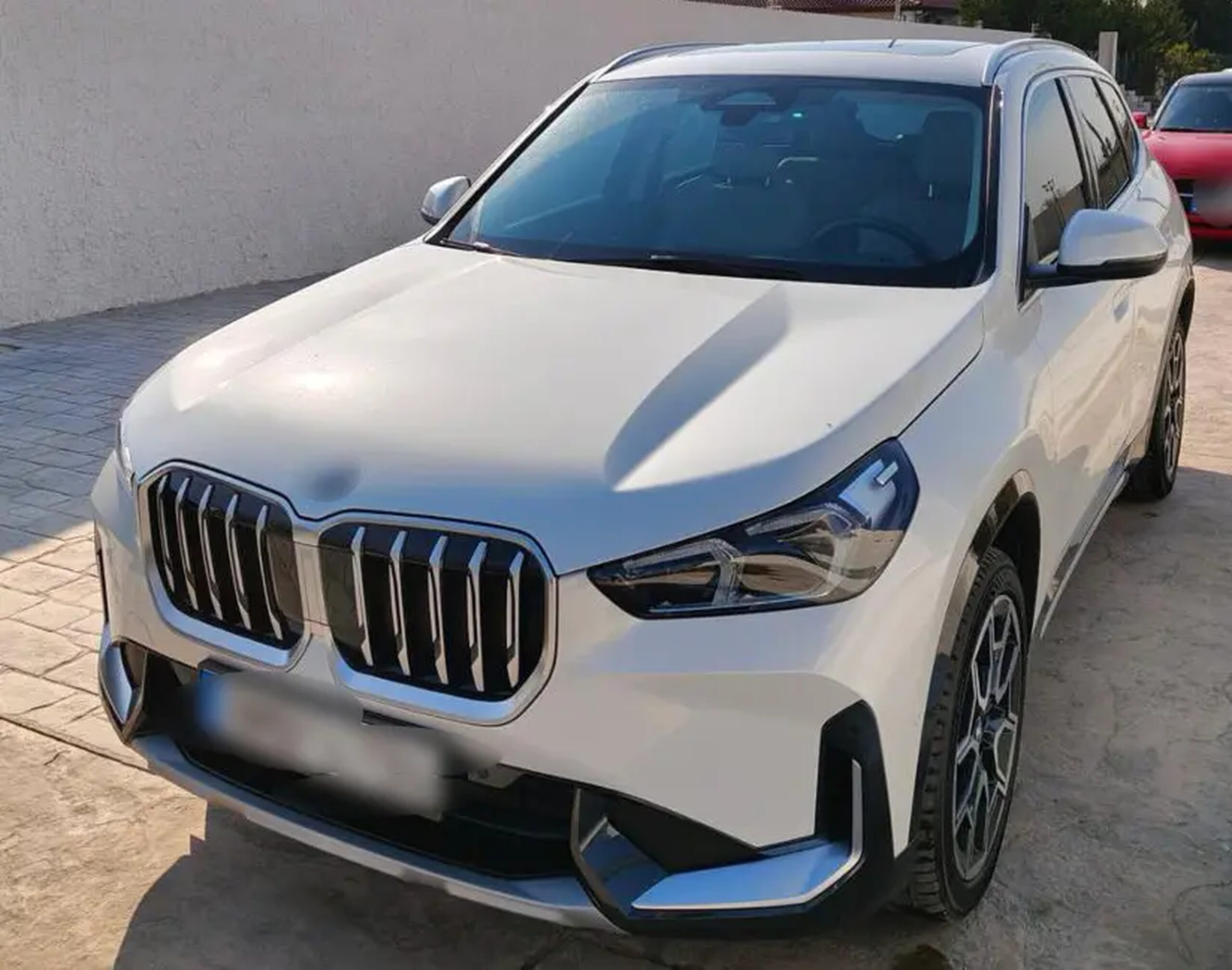 Από τη Διεύθυνση Αντιμετώπισης Οργανωμένου Εγκλήματος εξαρθρώθηκε εγκληματική οργάνωση, τα μέλη της οποίας δραστηριοποιούνταν στην εξαπάτηση πολιτών, με το πρόσχημα αγοραπωλησίας χρυσών λιρών σε τιμή χαμηλότερη της αγοραστικής τους αξίας. Για τον τερματισμό της δράσης τους, πραγματοποιήθηκε πρωινές ώρες χθες, 6 Μαρτίου 2026, στη Λάρισα, αστυνομική επιχείρηση του Τμήματος Δίωξης Εκβιαστών της Υποδιεύθυνσης Δίωξης Εγκλημάτων Κατά της Ζωής και της Ιδιοκτησίας, με τη συνδρομή της ειδικής επιχειρησιακής ομάδας της Υποδιεύθυνσης Πληροφοριών και Ειδικών Δράσεων, της Υποδιεύθυνσης Αντιμετώπισης Οργανωμένου Εγκλήματος Βορείου Ελλάδας και της Ειδικής Κατασταλτικής Αντιτρομοκρατικής Μονάδας, στο πλαίσιο της οποίας συνελήφθησαν -4- μέλη, που ανήκουν στην ίδια οικογένεια. Σε βάρος τους σχηματίστηκε δικογραφία για -κατά περίπτωση- εγκληματική οργάνωση που διαπράττει απάτες και εκβιάσεις τετελεσμένες και σε απόπειρα με συνολικό όφελος και προκληθείσα ζημία που υπερβαίνει το χρηματικό ποσό των 120.000 ευρώ, νομιμοποίηση εσόδων από εγκληματικές δραστηριότητες, παράβαση των νόμων για τα ναρκωτικά και τα όπλα, του νόμου που αφορά τα συμπληρώματα διατροφής, της καταπολέμησης της φαρμοκοδιέγερσης, καθώς και για κλοπή και ρευματοκλοπή. Όπως προέκυψε από την αστυνομική έρευνα, οι κατηγορούμενοι είχαν συγκροτήσει δομημένη εγκληματική οργάνωση με διαρκή δράση, τουλάχιστον από την άνοιξη του 2021. Για να πετύχουν τον σκοπό τους, προσέγγιζαν τα θύματά τους και αφού παρουσιάζονταν ως άτομα μεγάλης οικονομικής επιφάνειας, επικαλούνταν δήθεν προσωρινή έλλειψη οικονομικής ρευστότητας. Ακολούθως, υπόσχονταν να πουλήσουν στα θύματά τους μεγάλες ποσότητες χρυσών λιρών σε τιμή κατά πολύ χαμηλότερη απ’ αυτή της αγοράς, παρουσιάζοντας τις συναλλαγές αυτές ως ιδιαίτερα συμφέρουσα επενδυτική ευκαιρία. Με τον τρόπο αυτό, κατάφερναν να αποσπούν μεγάλα χρηματικά ποσά για την αγορά των λιρών, τις οποίες ωστόσο ουδέποτε παρέδιδαν στους αγοραστές, επικαλούμενοι διάφορες ψευδείς προφάσεις. Όταν τα θύματα αντιλαμβάνονταν την απάτη και απαιτούσαν την επιστροφή των χρημάτων τους, οι κατηγορούμενοι προέβαιναν σε απειλές σε βάρος της ζωής, της σωματικής ακεραιότητας και της περιουσίας τους, ενώ σε ορισμένες περιπτώσεις τους απειλούσαν επιδεικνύοντας όπλα. Κατά την επιχείρηση, πραγματοποιήθηκαν έρευνες στις οικίες των κατηγορούμενων, όπου βρέθηκαν λίρες αμφιβόλου γνησιότητας, όπλα, πολυτελή οχήματα, χρυσαφικά, ναρκωτικά και αναβολικά χάπια. Επιπλέον, συνελήφθη και ένα συγγενικό πρόσωπο των κατηγορούμενων, καθώς στην οικία του βρέθηκαν όπλα, φυσίγγια κ.α. αντικείμενα. Αναλυτικά, από τις έρευνες που πραγματοποιήθηκαν, βρέθηκαν και κατασχέθηκαν: -52.930- ευρώ, -2.267- λίρες αμφιβόλου γνησιότητας, -14- πολυτελή οχήματα και ένα κλεμμένο, -5- όπλα (περίστροφο, λυόκανο τυφέκιο, υποπολυβόλο, καραμπίνα, αεροβόλο πιστόλι) -7- ρολόγια, πλήθος από χρυσές αλυσίδες, δαχτυλίδια, σταυροί, μενταγιόν, τσάντες, πλήθος φυσιγγίων διαφορετικού διαμετρήματος, -9- γεμιστήρες και κουτί μεταφοράς πιστολιού, -13- αμπούλες διοξειδίου του άνθρακα, -43- ναρκωτικά και αναβολικά χάπια, -6- αμπούλες αναβολικής ουσίας, -6- κάμερες,-5- καταγραφικά, συσκευή γεωεντοπισμού, φορητός ηλεκτρονικός υπολογιστής, -12- κινητά τηλέφωνα, -3- αορτήρες, κουκούλα full-face, γάντια, χειροπέδες, ματσέτα, -2- ρόπαλα, -6- άδειες κατοχής όπλου και -3- συναλλαγματικές. Από την έως τώρα έρευνα έχουν εξιχνιαστεί -6- περιπτώσεις απάτης, με το παράνομο περιουσιακό όφελος που αποκόμισαν τα μέλη της εγκληματικής οργάνωσης να υπερβαίνει τα -1.093.000- ευρώ. Τα μέλη της εγκληματικής οργάνωσης, τα οποία έχουν απασχολήσει στο παρελθόν για παρόμοια και έτερα αδικήματα, οδηγούνται στην Εισαγγελία Πρωτοδικών Αθηνών, ενώ, για τον έτερο συλληφθέντα, σχηματίστηκε δικογραφία για παράβαση της νομοθεσίας περί όπλων από την Υποδιεύθυνση Δίωξης Εξιχνίασης Εγκλημάτων Λάρισας και θα οδηγηθεί στην Εισαγγελία Πρωτοδικών Λάρισας. Σάββατο 7 Μαρτίου 2026 (ΥΠΟΥΡΓΕΙΟ ΠΡΟΣΤΑΣΙΑΣ ΤΟΥ ΠΟΛΙΤΗ - ΓΡΑΦΕΙΟ ΕΝΗΜΕΡΩΣΗΣ & ΕΠΙΚΟΙΝΩΝΙΑΣ / EUROKINISSI)