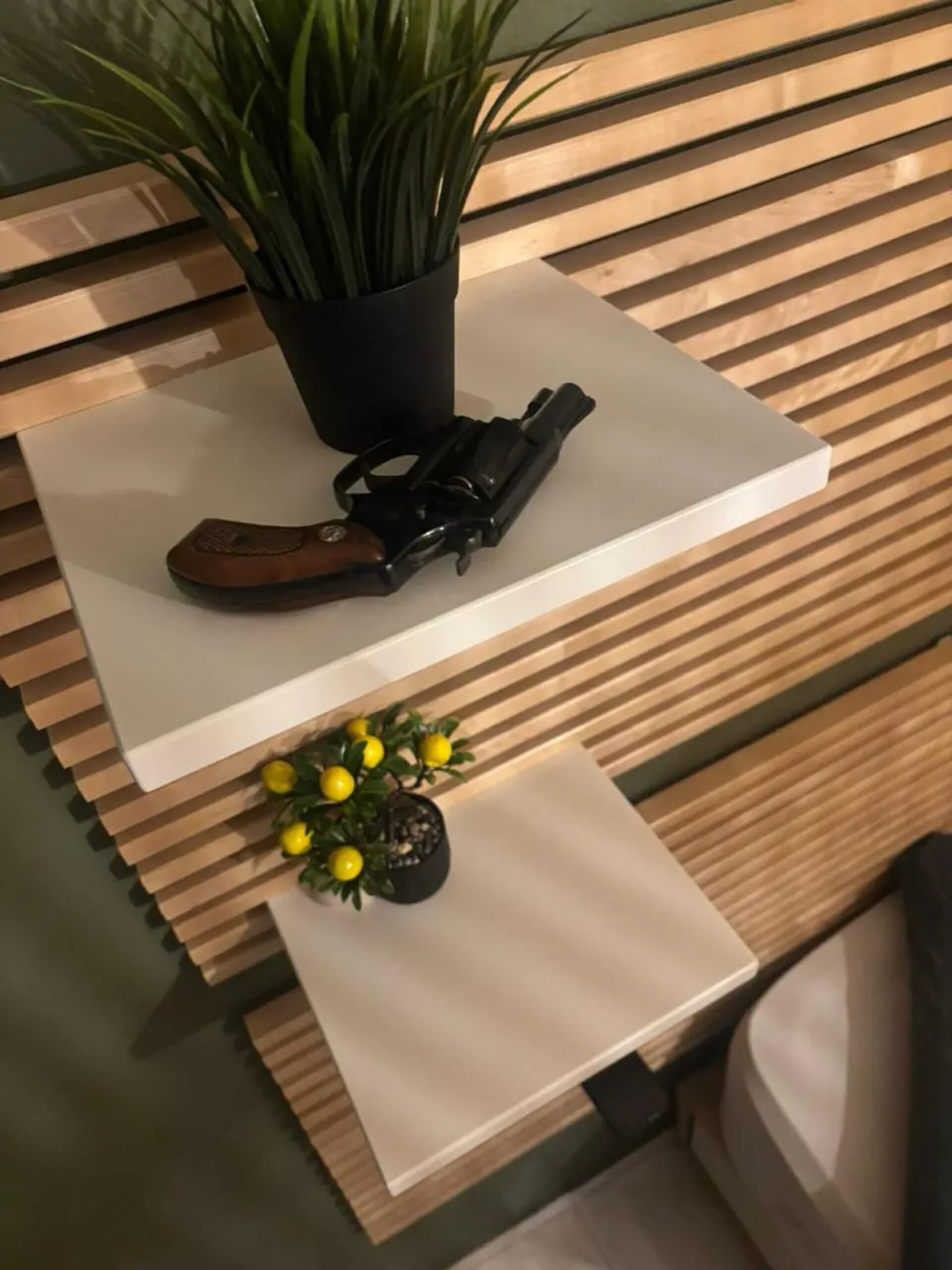 Από τη Διεύθυνση Αντιμετώπισης Οργανωμένου Εγκλήματος εξαρθρώθηκε εγκληματική οργάνωση, τα μέλη της οποίας δραστηριοποιούνταν στην εξαπάτηση πολιτών, με το πρόσχημα αγοραπωλησίας χρυσών λιρών σε τιμή χαμηλότερη της αγοραστικής τους αξίας. Για τον τερματισμό της δράσης τους, πραγματοποιήθηκε πρωινές ώρες χθες, 6 Μαρτίου 2026, στη Λάρισα, αστυνομική επιχείρηση του Τμήματος Δίωξης Εκβιαστών της Υποδιεύθυνσης Δίωξης Εγκλημάτων Κατά της Ζωής και της Ιδιοκτησίας, με τη συνδρομή της ειδικής επιχειρησιακής ομάδας της Υποδιεύθυνσης Πληροφοριών και Ειδικών Δράσεων, της Υποδιεύθυνσης Αντιμετώπισης Οργανωμένου Εγκλήματος Βορείου Ελλάδας και της Ειδικής Κατασταλτικής Αντιτρομοκρατικής Μονάδας, στο πλαίσιο της οποίας συνελήφθησαν -4- μέλη, που ανήκουν στην ίδια οικογένεια. Σε βάρος τους σχηματίστηκε δικογραφία για -κατά περίπτωση- εγκληματική οργάνωση που διαπράττει απάτες και εκβιάσεις τετελεσμένες και σε απόπειρα με συνολικό όφελος και προκληθείσα ζημία που υπερβαίνει το χρηματικό ποσό των 120.000 ευρώ, νομιμοποίηση εσόδων από εγκληματικές δραστηριότητες, παράβαση των νόμων για τα ναρκωτικά και τα όπλα, του νόμου που αφορά τα συμπληρώματα διατροφής, της καταπολέμησης της φαρμοκοδιέγερσης, καθώς και για κλοπή και ρευματοκλοπή. Όπως προέκυψε από την αστυνομική έρευνα, οι κατηγορούμενοι είχαν συγκροτήσει δομημένη εγκληματική οργάνωση με διαρκή δράση, τουλάχιστον από την άνοιξη του 2021. Για να πετύχουν τον σκοπό τους, προσέγγιζαν τα θύματά τους και αφού παρουσιάζονταν ως άτομα μεγάλης οικονομικής επιφάνειας, επικαλούνταν δήθεν προσωρινή έλλειψη οικονομικής ρευστότητας. Ακολούθως, υπόσχονταν να πουλήσουν στα θύματά τους μεγάλες ποσότητες χρυσών λιρών σε τιμή κατά πολύ χαμηλότερη απ’ αυτή της αγοράς, παρουσιάζοντας τις συναλλαγές αυτές ως ιδιαίτερα συμφέρουσα επενδυτική ευκαιρία. Με τον τρόπο αυτό, κατάφερναν να αποσπούν μεγάλα χρηματικά ποσά για την αγορά των λιρών, τις οποίες ωστόσο ουδέποτε παρέδιδαν στους αγοραστές, επικαλούμενοι διάφορες ψευδείς προφάσεις. Όταν τα θύματα αντιλαμβάνονταν την απάτη και απαιτούσαν την επιστροφή των χρημάτων τους, οι κατηγορούμενοι προέβαιναν σε απειλές σε βάρος της ζωής, της σωματικής ακεραιότητας και της περιουσίας τους, ενώ σε ορισμένες περιπτώσεις τους απειλούσαν επιδεικνύοντας όπλα. Κατά την επιχείρηση, πραγματοποιήθηκαν έρευνες στις οικίες των κατηγορούμενων, όπου βρέθηκαν λίρες αμφιβόλου γνησιότητας, όπλα, πολυτελή οχήματα, χρυσαφικά, ναρκωτικά και αναβολικά χάπια. Επιπλέον, συνελήφθη και ένα συγγενικό πρόσωπο των κατηγορούμενων, καθώς στην οικία του βρέθηκαν όπλα, φυσίγγια κ.α. αντικείμενα. Αναλυτικά, από τις έρευνες που πραγματοποιήθηκαν, βρέθηκαν και κατασχέθηκαν: -52.930- ευρώ, -2.267- λίρες αμφιβόλου γνησιότητας, -14- πολυτελή οχήματα και ένα κλεμμένο, -5- όπλα (περίστροφο, λυόκανο τυφέκιο, υποπολυβόλο, καραμπίνα, αεροβόλο πιστόλι) -7- ρολόγια, πλήθος από χρυσές αλυσίδες, δαχτυλίδια, σταυροί, μενταγιόν, τσάντες, πλήθος φυσιγγίων διαφορετικού διαμετρήματος, -9- γεμιστήρες και κουτί μεταφοράς πιστολιού, -13- αμπούλες διοξειδίου του άνθρακα, -43- ναρκωτικά και αναβολικά χάπια, -6- αμπούλες αναβολικής ουσίας, -6- κάμερες,-5- καταγραφικά, συσκευή γεωεντοπισμού, φορητός ηλεκτρονικός υπολογιστής, -12- κινητά τηλέφωνα, -3- αορτήρες, κουκούλα full-face, γάντια, χειροπέδες, ματσέτα, -2- ρόπαλα, -6- άδειες κατοχής όπλου και -3- συναλλαγματικές. Από την έως τώρα έρευνα έχουν εξιχνιαστεί -6- περιπτώσεις απάτης, με το παράνομο περιουσιακό όφελος που αποκόμισαν τα μέλη της εγκληματικής οργάνωσης να υπερβαίνει τα -1.093.000- ευρώ. Τα μέλη της εγκληματικής οργάνωσης, τα οποία έχουν απασχολήσει στο παρελθόν για παρόμοια και έτερα αδικήματα, οδηγούνται στην Εισαγγελία Πρωτοδικών Αθηνών, ενώ, για τον έτερο συλληφθέντα, σχηματίστηκε δικογραφία για παράβαση της νομοθεσίας περί όπλων από την Υποδιεύθυνση Δίωξης Εξιχνίασης Εγκλημάτων Λάρισας και θα οδηγηθεί στην Εισαγγελία Πρωτοδικών Λάρισας. Σάββατο 7 Μαρτίου 2026 (ΥΠΟΥΡΓΕΙΟ ΠΡΟΣΤΑΣΙΑΣ ΤΟΥ ΠΟΛΙΤΗ - ΓΡΑΦΕΙΟ ΕΝΗΜΕΡΩΣΗΣ & ΕΠΙΚΟΙΝΩΝΙΑΣ / EUROKINISSI)