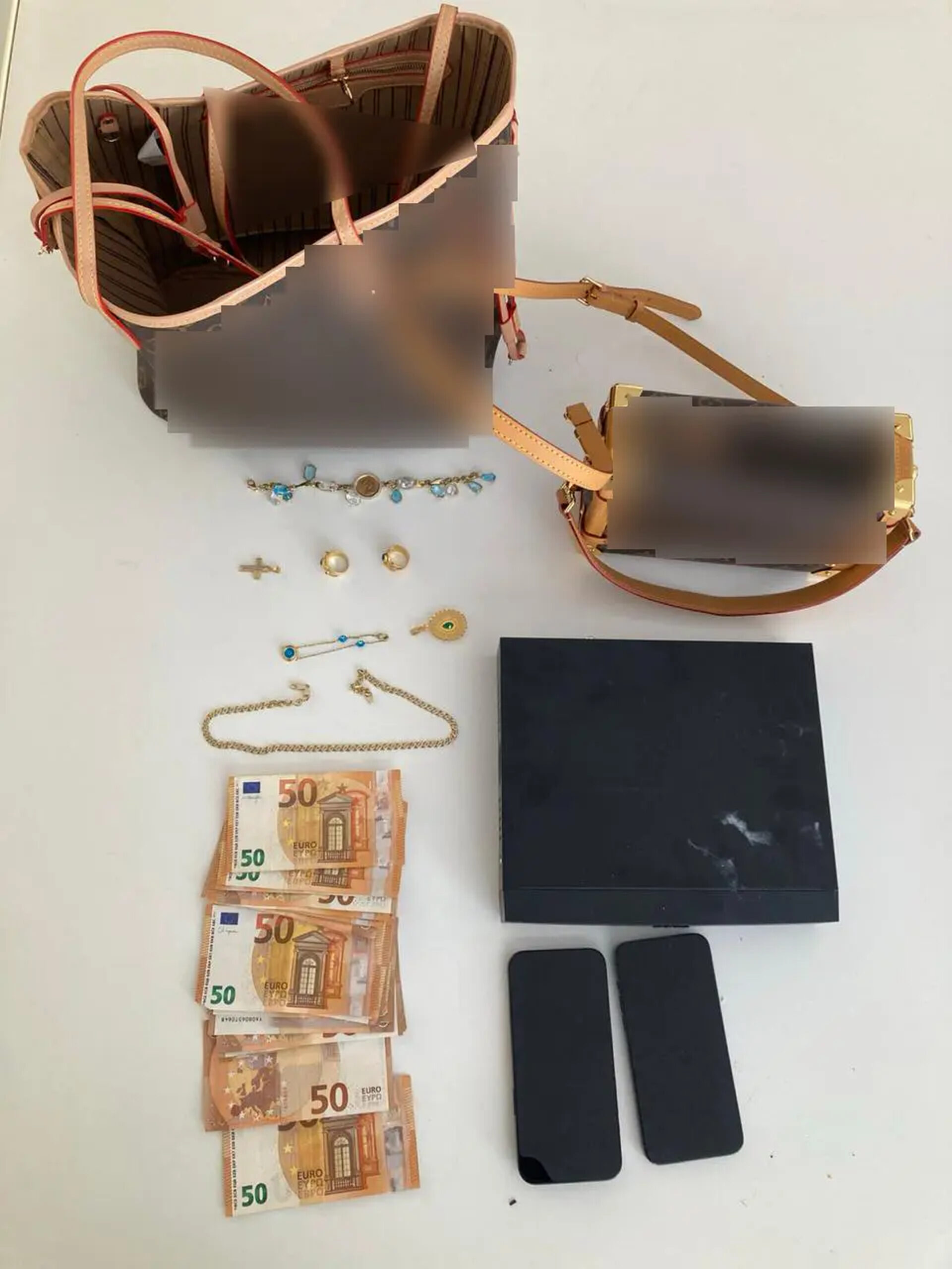 Από τη Διεύθυνση Αντιμετώπισης Οργανωμένου Εγκλήματος εξαρθρώθηκε εγκληματική οργάνωση, τα μέλη της οποίας δραστηριοποιούνταν στην εξαπάτηση πολιτών, με το πρόσχημα αγοραπωλησίας χρυσών λιρών σε τιμή χαμηλότερη της αγοραστικής τους αξίας. Για τον τερματισμό της δράσης τους, πραγματοποιήθηκε πρωινές ώρες χθες, 6 Μαρτίου 2026, στη Λάρισα, αστυνομική επιχείρηση του Τμήματος Δίωξης Εκβιαστών της Υποδιεύθυνσης Δίωξης Εγκλημάτων Κατά της Ζωής και της Ιδιοκτησίας, με τη συνδρομή της ειδικής επιχειρησιακής ομάδας της Υποδιεύθυνσης Πληροφοριών και Ειδικών Δράσεων, της Υποδιεύθυνσης Αντιμετώπισης Οργανωμένου Εγκλήματος Βορείου Ελλάδας και της Ειδικής Κατασταλτικής Αντιτρομοκρατικής Μονάδας, στο πλαίσιο της οποίας συνελήφθησαν -4- μέλη, που ανήκουν στην ίδια οικογένεια. Σε βάρος τους σχηματίστηκε δικογραφία για -κατά περίπτωση- εγκληματική οργάνωση που διαπράττει απάτες και εκβιάσεις τετελεσμένες και σε απόπειρα με συνολικό όφελος και προκληθείσα ζημία που υπερβαίνει το χρηματικό ποσό των 120.000 ευρώ, νομιμοποίηση εσόδων από εγκληματικές δραστηριότητες, παράβαση των νόμων για τα ναρκωτικά και τα όπλα, του νόμου που αφορά τα συμπληρώματα διατροφής, της καταπολέμησης της φαρμοκοδιέγερσης, καθώς και για κλοπή και ρευματοκλοπή. Όπως προέκυψε από την αστυνομική έρευνα, οι κατηγορούμενοι είχαν συγκροτήσει δομημένη εγκληματική οργάνωση με διαρκή δράση, τουλάχιστον από την άνοιξη του 2021. Για να πετύχουν τον σκοπό τους, προσέγγιζαν τα θύματά τους και αφού παρουσιάζονταν ως άτομα μεγάλης οικονομικής επιφάνειας, επικαλούνταν δήθεν προσωρινή έλλειψη οικονομικής ρευστότητας. Ακολούθως, υπόσχονταν να πουλήσουν στα θύματά τους μεγάλες ποσότητες χρυσών λιρών σε τιμή κατά πολύ χαμηλότερη απ’ αυτή της αγοράς, παρουσιάζοντας τις συναλλαγές αυτές ως ιδιαίτερα συμφέρουσα επενδυτική ευκαιρία. Με τον τρόπο αυτό, κατάφερναν να αποσπούν μεγάλα χρηματικά ποσά για την αγορά των λιρών, τις οποίες ωστόσο ουδέποτε παρέδιδαν στους αγοραστές, επικαλούμενοι διάφορες ψευδείς προφάσεις. Όταν τα θύματα αντιλαμβάνονταν την απάτη και απαιτούσαν την επιστροφή των χρημάτων τους, οι κατηγορούμενοι προέβαιναν σε απειλές σε βάρος της ζωής, της σωματικής ακεραιότητας και της περιουσίας τους, ενώ σε ορισμένες περιπτώσεις τους απειλούσαν επιδεικνύοντας όπλα. Κατά την επιχείρηση, πραγματοποιήθηκαν έρευνες στις οικίες των κατηγορούμενων, όπου βρέθηκαν λίρες αμφιβόλου γνησιότητας, όπλα, πολυτελή οχήματα, χρυσαφικά, ναρκωτικά και αναβολικά χάπια. Επιπλέον, συνελήφθη και ένα συγγενικό πρόσωπο των κατηγορούμενων, καθώς στην οικία του βρέθηκαν όπλα, φυσίγγια κ.α. αντικείμενα. Αναλυτικά, από τις έρευνες που πραγματοποιήθηκαν, βρέθηκαν και κατασχέθηκαν: -52.930- ευρώ, -2.267- λίρες αμφιβόλου γνησιότητας, -14- πολυτελή οχήματα και ένα κλεμμένο, -5- όπλα (περίστροφο, λυόκανο τυφέκιο, υποπολυβόλο, καραμπίνα, αεροβόλο πιστόλι) -7- ρολόγια, πλήθος από χρυσές αλυσίδες, δαχτυλίδια, σταυροί, μενταγιόν, τσάντες, πλήθος φυσιγγίων διαφορετικού διαμετρήματος, -9- γεμιστήρες και κουτί μεταφοράς πιστολιού, -13- αμπούλες διοξειδίου του άνθρακα, -43- ναρκωτικά και αναβολικά χάπια, -6- αμπούλες αναβολικής ουσίας, -6- κάμερες,-5- καταγραφικά, συσκευή γεωεντοπισμού, φορητός ηλεκτρονικός υπολογιστής, -12- κινητά τηλέφωνα, -3- αορτήρες, κουκούλα full-face, γάντια, χειροπέδες, ματσέτα, -2- ρόπαλα, -6- άδειες κατοχής όπλου και -3- συναλλαγματικές. Από την έως τώρα έρευνα έχουν εξιχνιαστεί -6- περιπτώσεις απάτης, με το παράνομο περιουσιακό όφελος που αποκόμισαν τα μέλη της εγκληματικής οργάνωσης να υπερβαίνει τα -1.093.000- ευρώ. Τα μέλη της εγκληματικής οργάνωσης, τα οποία έχουν απασχολήσει στο παρελθόν για παρόμοια και έτερα αδικήματα, οδηγούνται στην Εισαγγελία Πρωτοδικών Αθηνών, ενώ, για τον έτερο συλληφθέντα, σχηματίστηκε δικογραφία για παράβαση της νομοθεσίας περί όπλων από την Υποδιεύθυνση Δίωξης Εξιχνίασης Εγκλημάτων Λάρισας και θα οδηγηθεί στην Εισαγγελία Πρωτοδικών Λάρισας. Σάββατο 7 Μαρτίου 2026 (ΥΠΟΥΡΓΕΙΟ ΠΡΟΣΤΑΣΙΑΣ ΤΟΥ ΠΟΛΙΤΗ - ΓΡΑΦΕΙΟ ΕΝΗΜΕΡΩΣΗΣ & ΕΠΙΚΟΙΝΩΝΙΑΣ / EUROKINISSI)