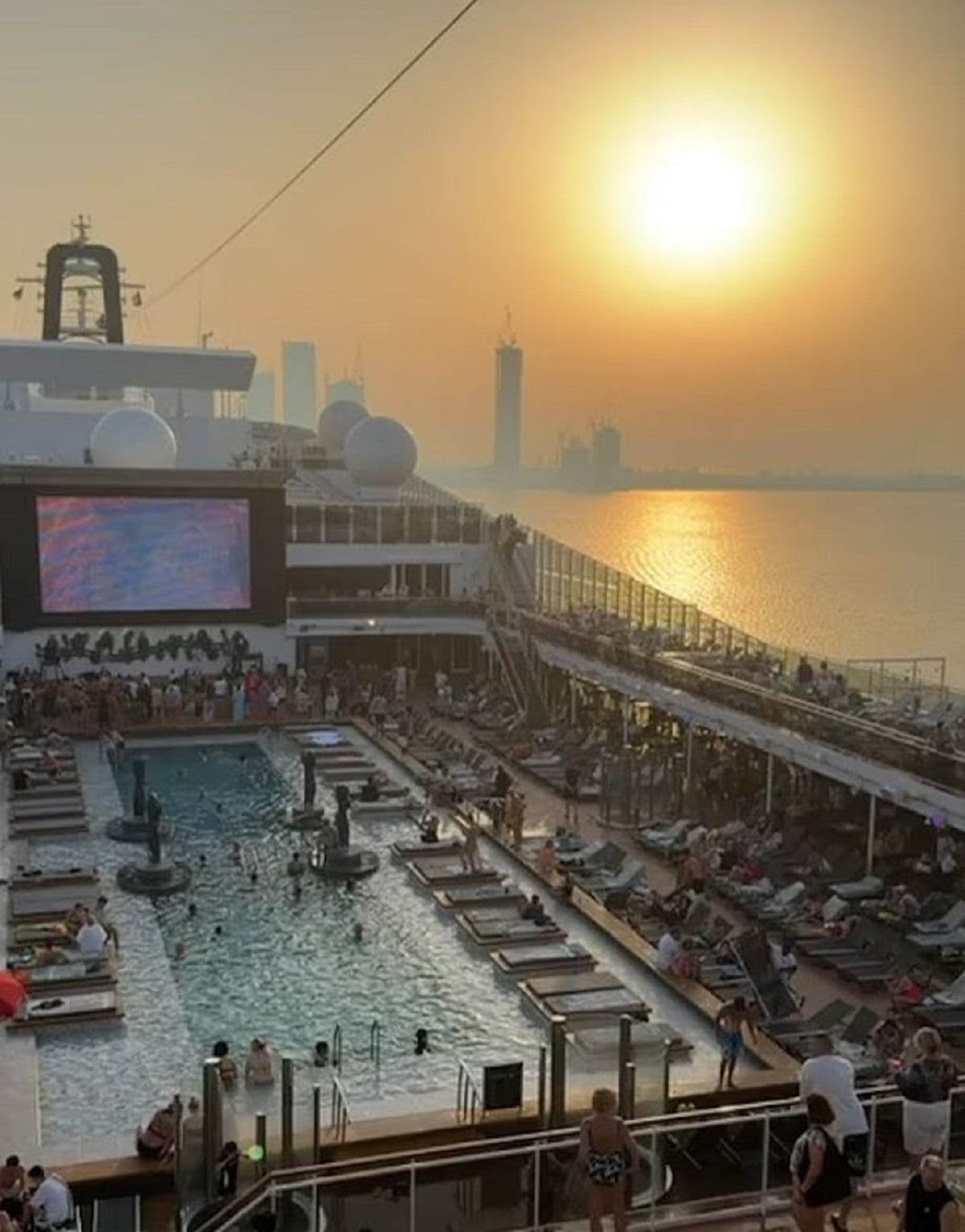 Η οικογένεια έφτασε στο Ντουμπάι την Πέμπτη για μια προγραμματισμένη στάση δύο ημερών, αλλά παραμένει εγκλωβισμένη στο κρουαζιερόπλοιο.Φωτογραφία: Darren Lee