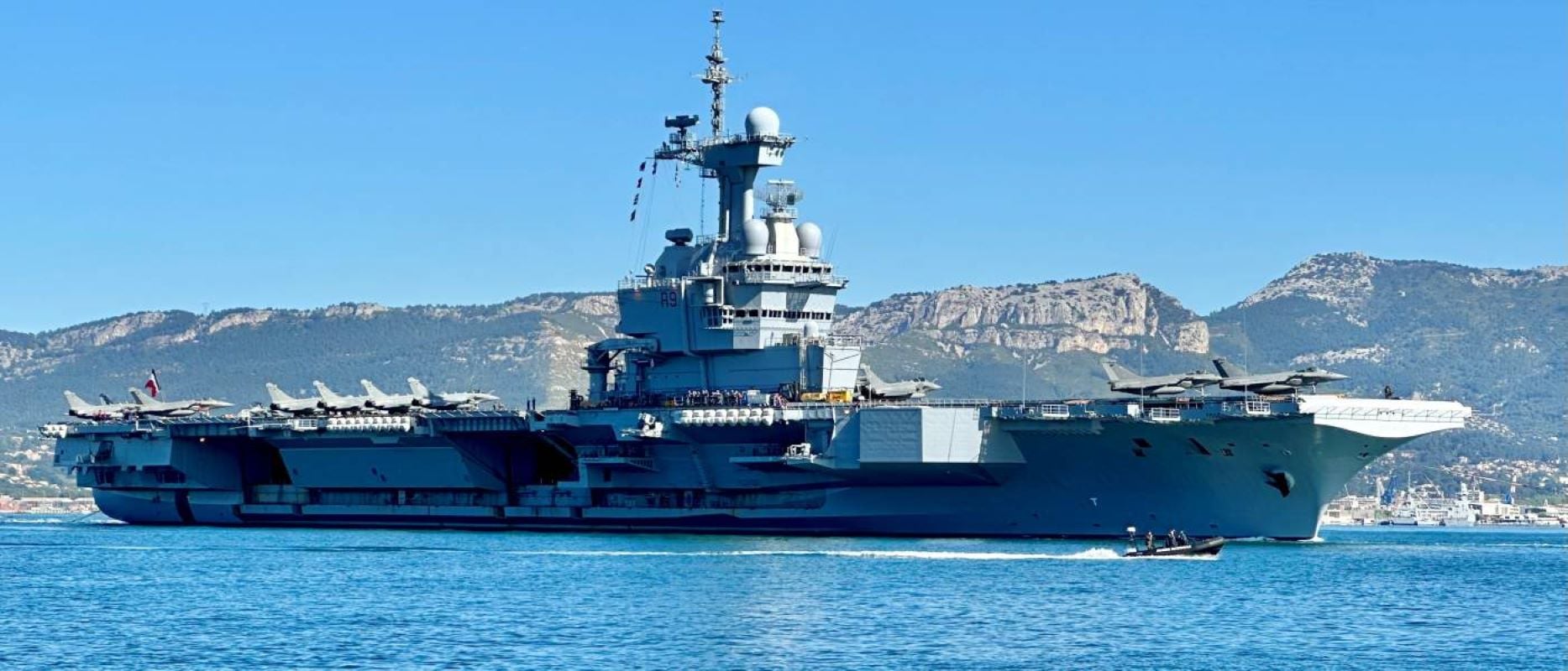 Το αεροπλανοφόρο Charles de Gaulle διέσχισε το στενό του Γιβραλτάρ