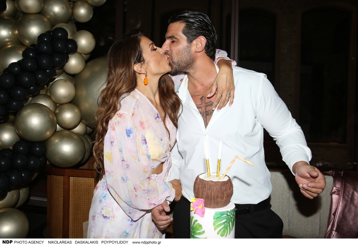 Ετεοκλής Παύλου για το δαχτυλίδι που χάρισε στην Ελένη Χατζίδου: «Είναι επένδυση, σχεδόν το αποπλήρωσα» 9 Η Ελένη Χατζίδου και ο Ετεοκλής Παύλου