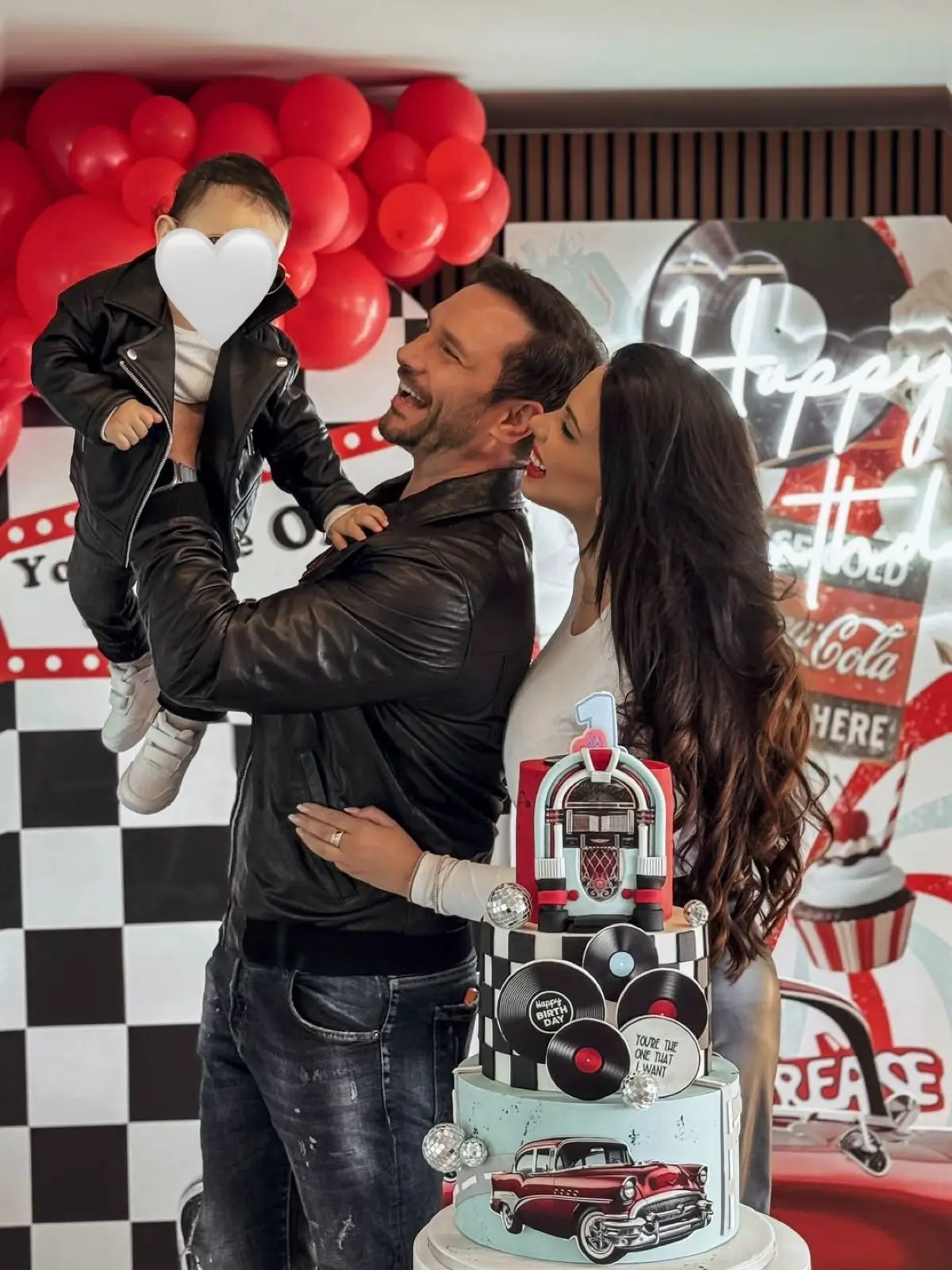 Ο Ευθύμης Ζησάκης και η Χρύσα Παπαλελούδη στα γενέθλια του γιου τους