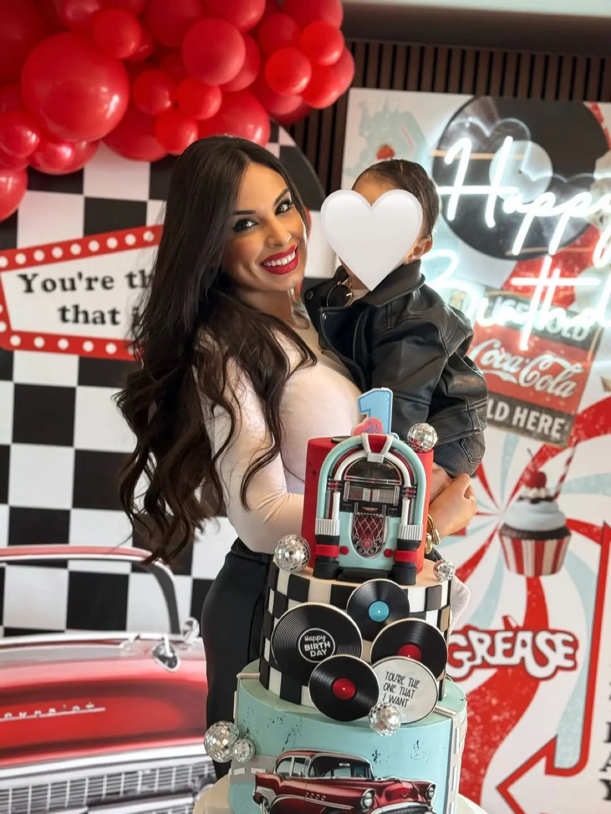 Ο Ευθύμης Ζησάκης και η Χρύσα Παπαλελούδη στα γενέθλια του γιου τους