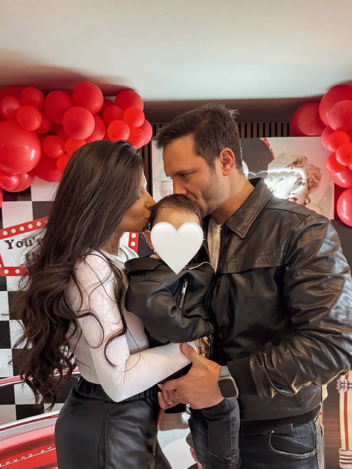 Ο Ευθύμης Ζησάκης και η Χρύσα Παπαλελούδη στα γενέθλια του γιου τους