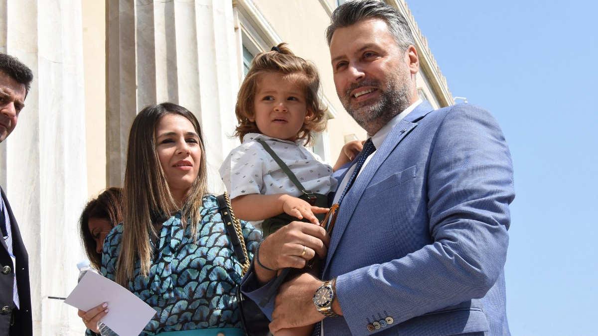 Γιάννης Καλλιάνος – Η σύζυγός του απέβαλε: «Κλαίει ασταμάτητα, μου λέει “πήρα το παιδί μου σε ένα κομμάτι πανί”»
