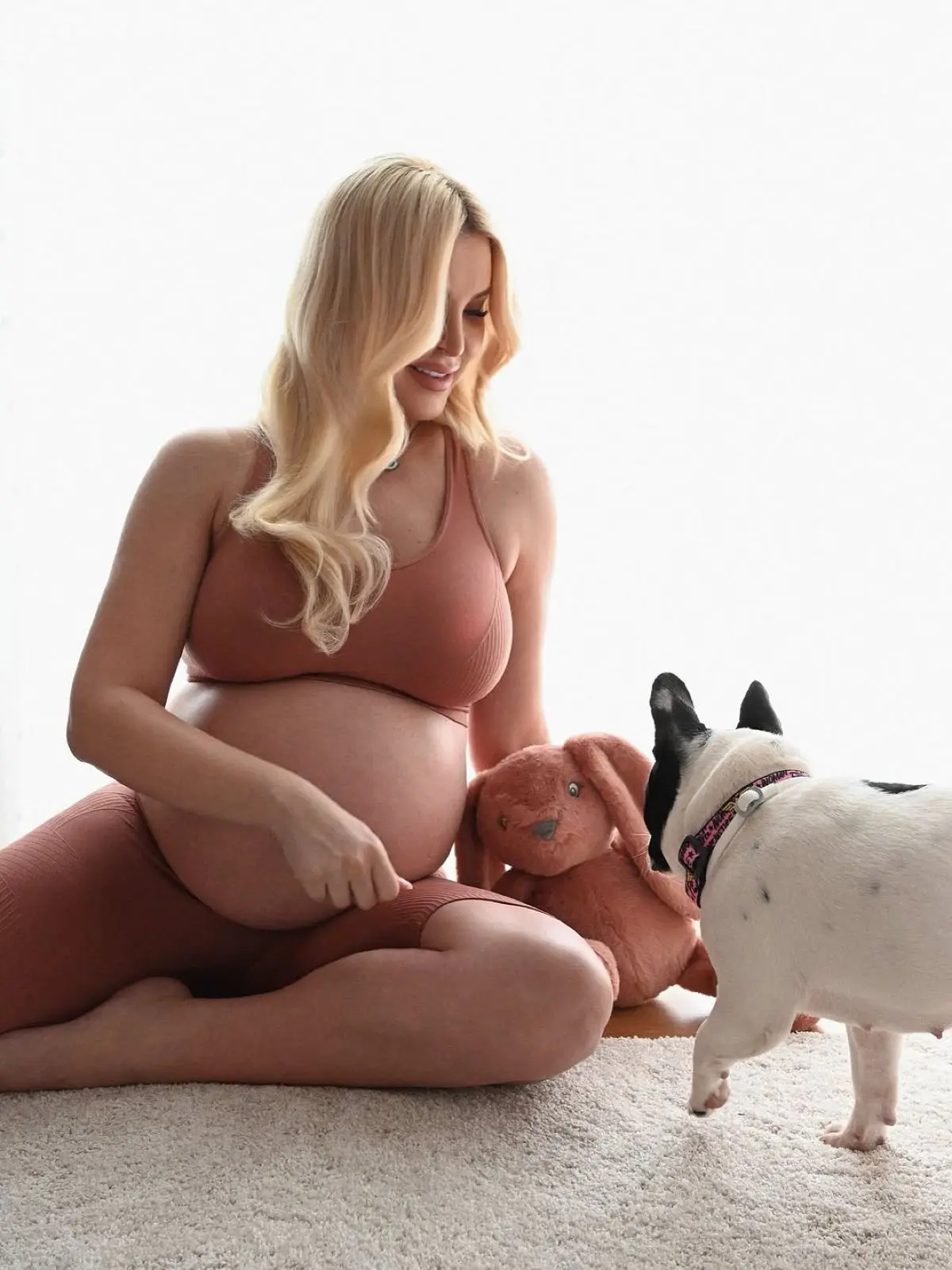 Οι φωτογραφίες της Κατερίνας Καινούργιου με φουσκωμένη κοιλίτσα