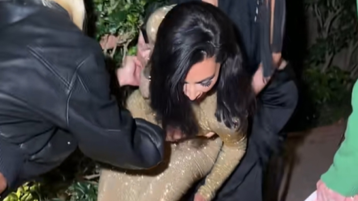 Κιμ Καρντάσιαν – «Σκόνταψε» λίγο πριν την είσοδο στο after party των Όσκαρ