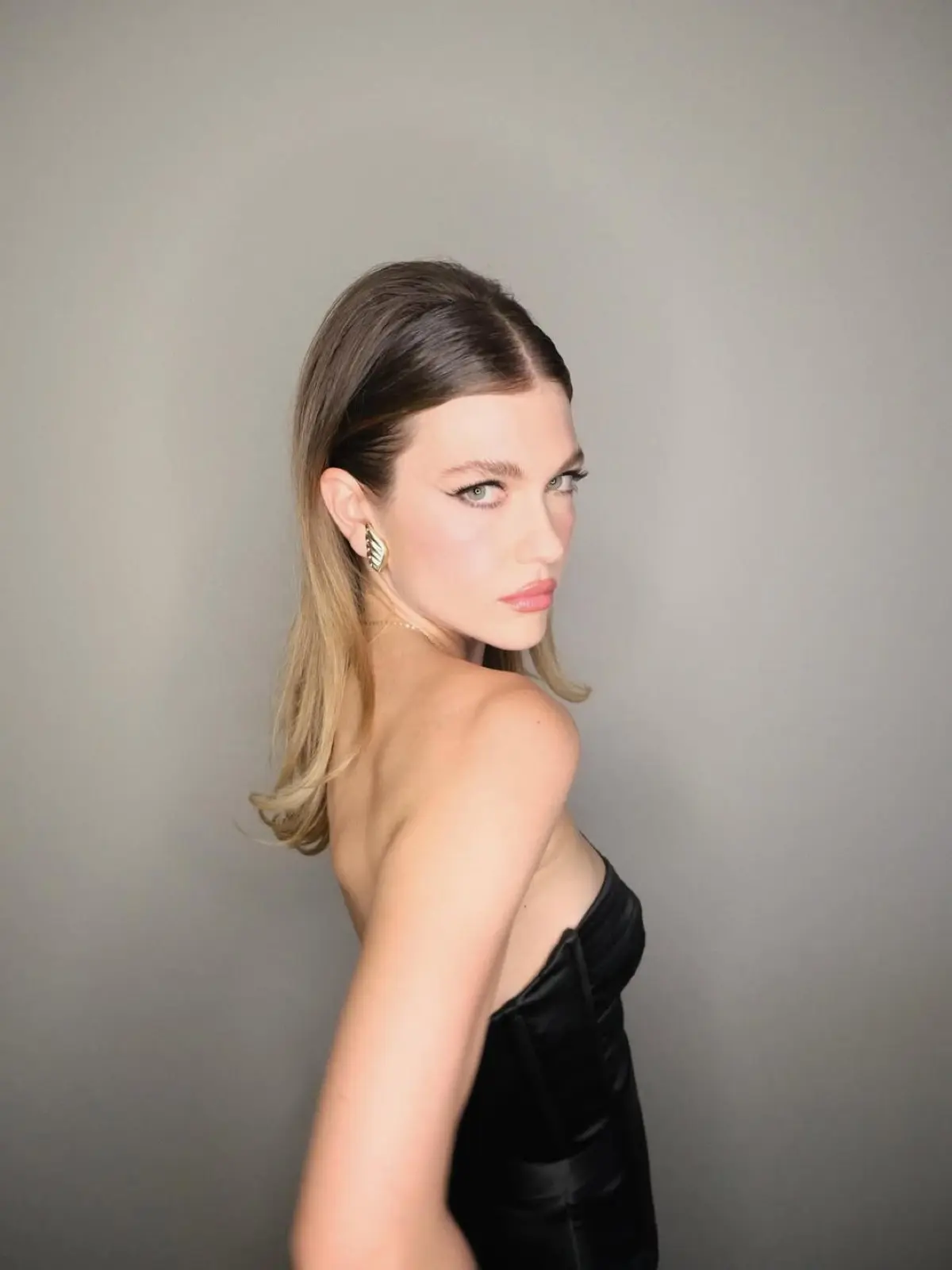 Κλέλια Ανδριολάτου: Έκλεψε τις εντυπώσεις στο Oscar πάρτι του Elton John στο Λος Άντζελες 5 Κλέλια Ανδριολάτου