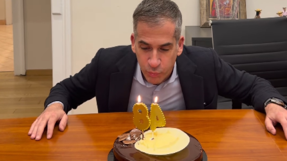 Επέτειος για τον Κώστα Μπακογιάννη: Έσβησε την τούρτα στο γραφείο του (Βίντεο)