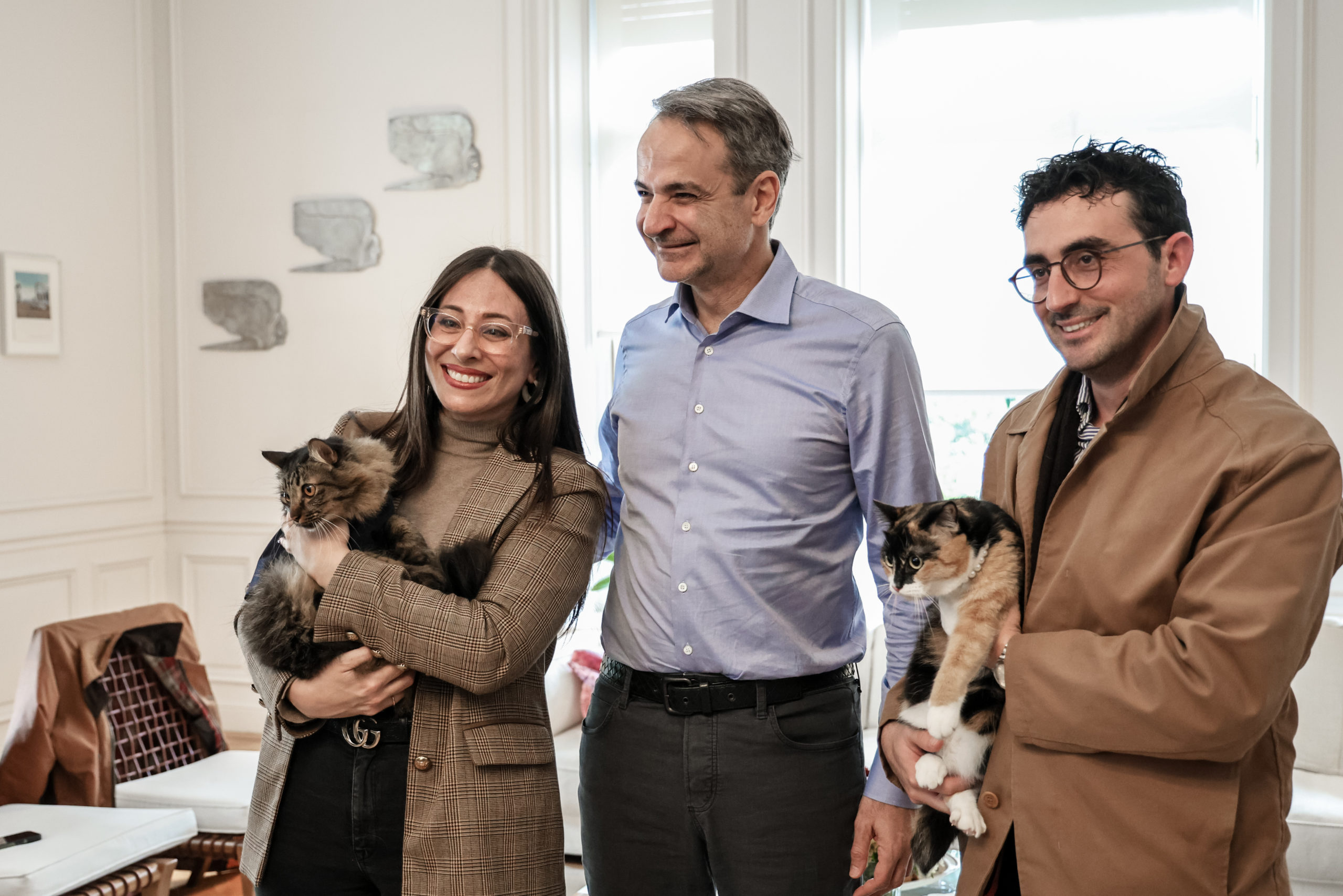 Κυριάκος Μητσοτάκης: Υποδέχτηκε Έλληνες που επέστρεψαν από τη Μέση Ανατολή με τα ζώα συντροφιάς τους – Δείτε φωτογραφίες 4 Μητσοτάκης- επαναπατρισθέντες- ζώα συντροφιάς