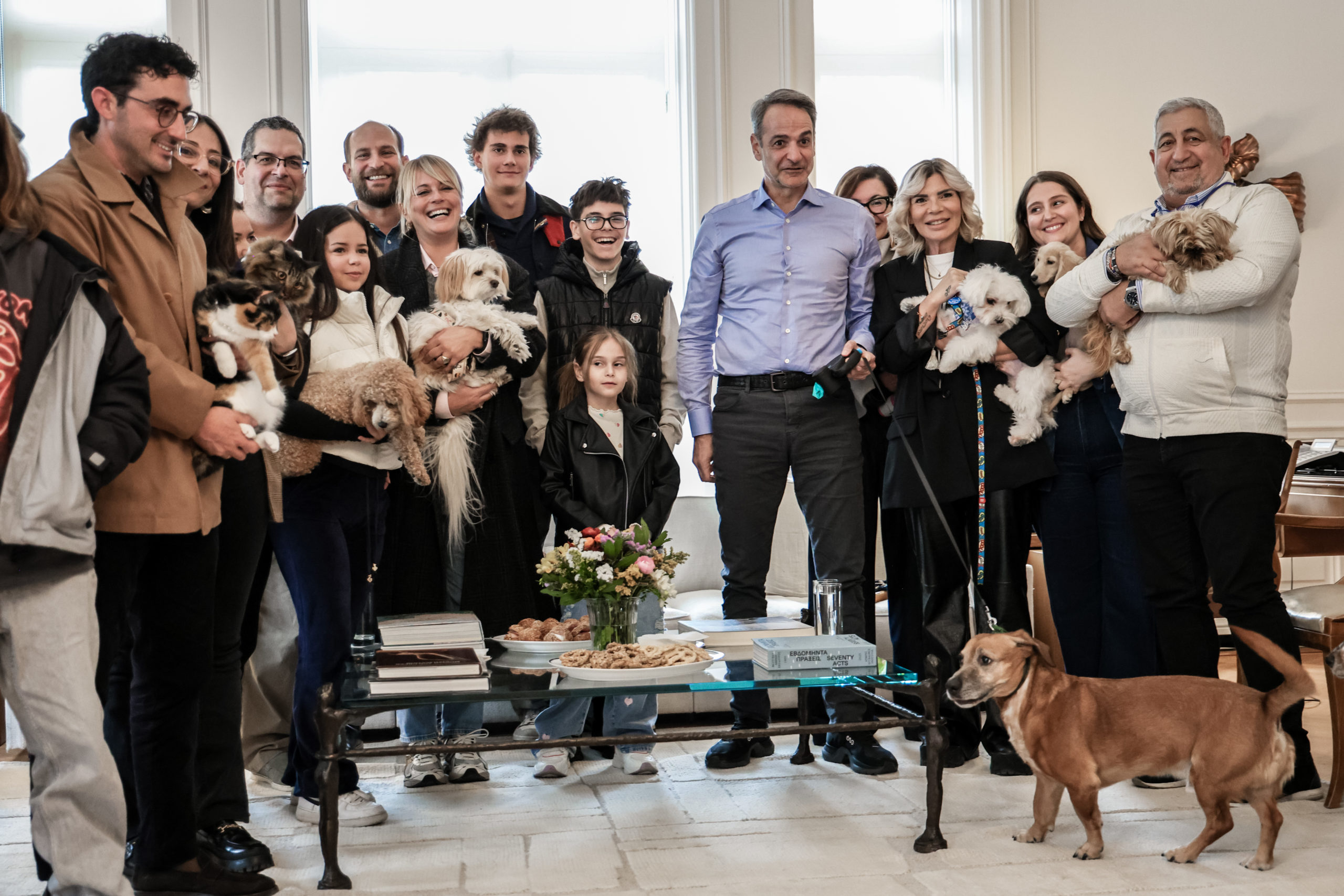 Κυριάκος Μητσοτάκης: Υποδέχτηκε Έλληνες που επέστρεψαν από τη Μέση Ανατολή με τα ζώα συντροφιάς τους – Δείτε φωτογραφίες 5 Μητσοτάκης- επαναπατρισθέντες- ζώα