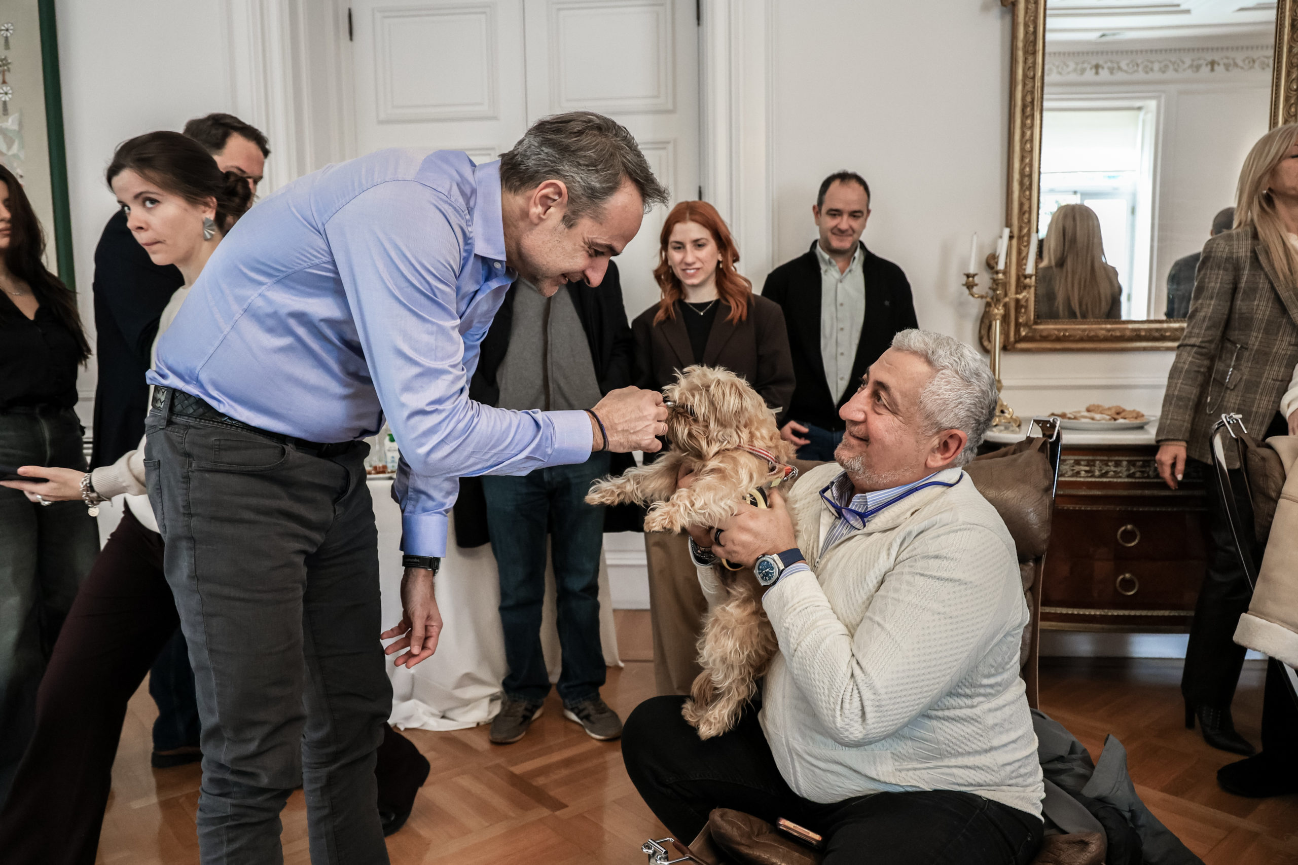 Κυριάκος Μητσοτάκης: Υποδέχτηκε Έλληνες που επέστρεψαν από τη Μέση Ανατολή με τα ζώα συντροφιάς τους – Δείτε φωτογραφίες 6 Μητσοτάκης- επαναπατρισθέντες- ζώα συντροφιάς