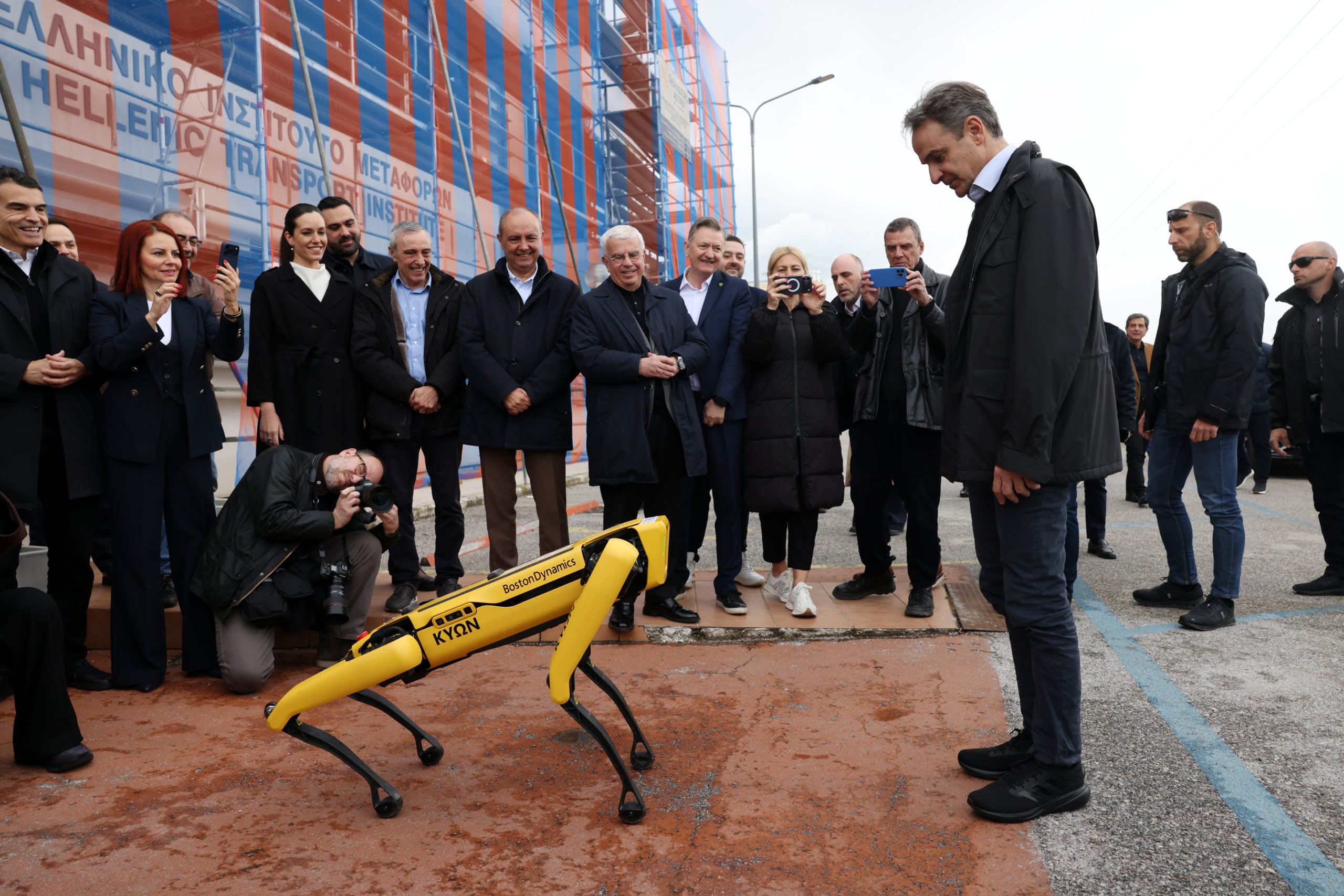 Μητσοτάκης: Επίσκεψη στο Ινστιτούτο Μεταφορών Θεσσαλονίκης – Υποδοχή από τον σκύλο-ρομπότ, Κύων