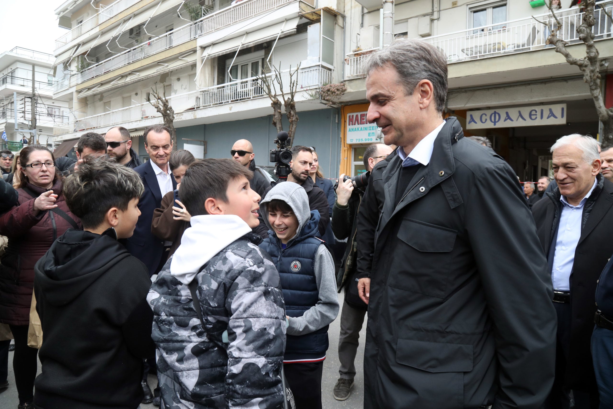 Στα εργοτάξια δύο νέων σχολικών κτιρίων στη Θεσσαλονίκη ο Κυριάκος Μητσοτάκης – «Επενδύουμε στη σχολική υποδομή, η πόλη έχει μεταμορφωθεί και είναι ορατό»