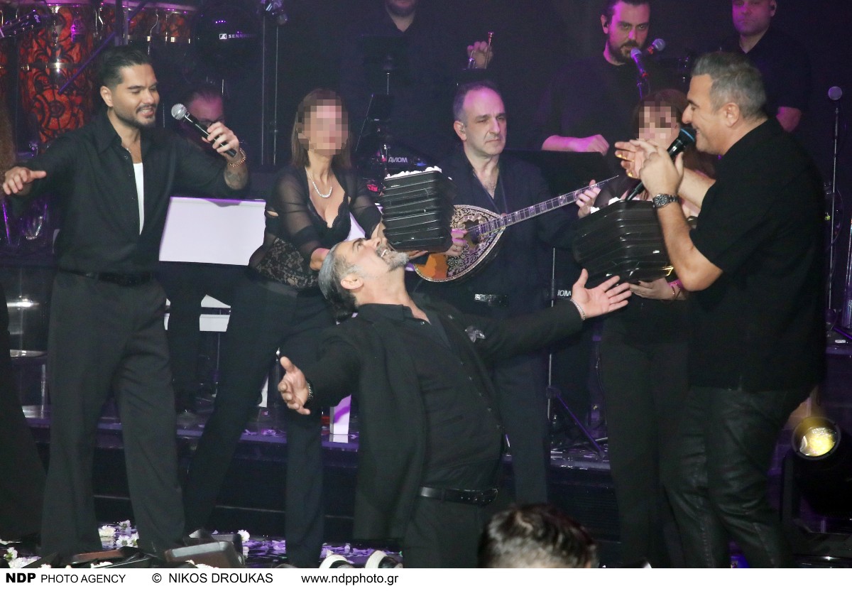 Μιχάλης Ιατρόπουλος: Στο τσακίρ κέφι με την Κατερίνα Καλκανά - Καρέ καρέ το ζεϊμπέκικο στη σκηνή