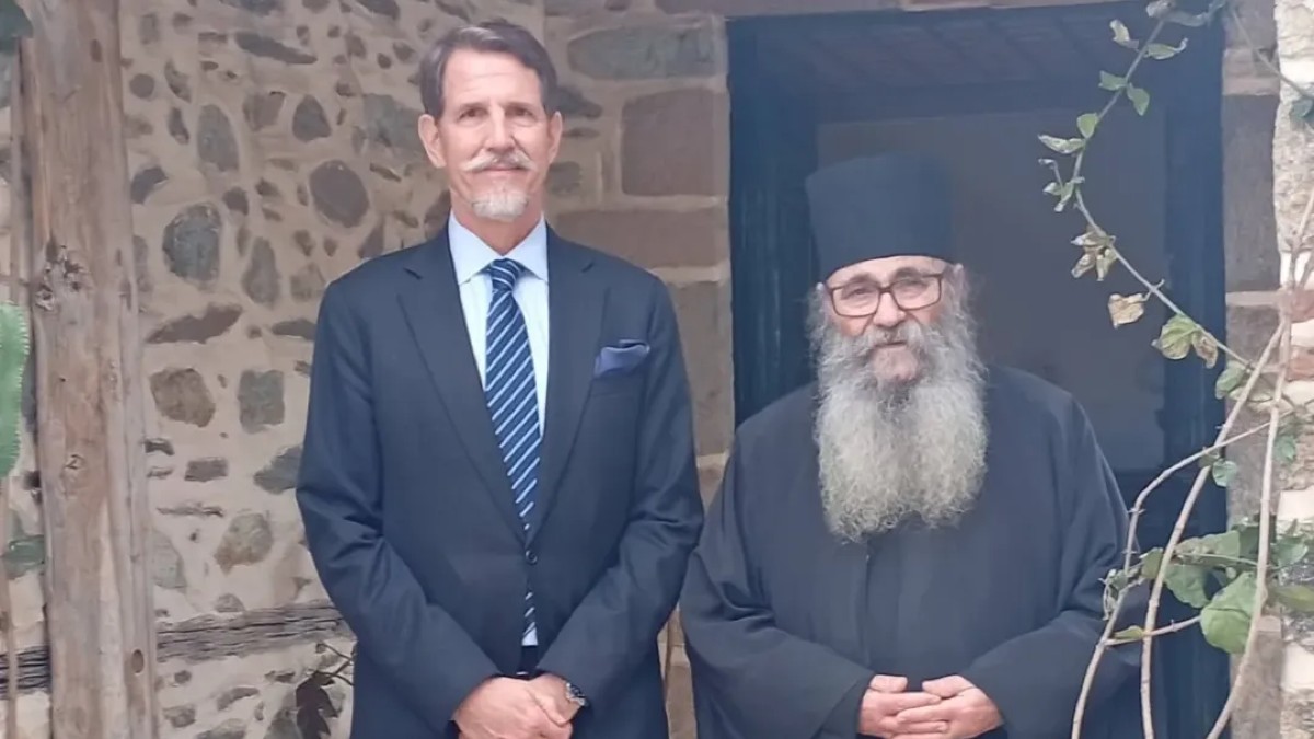 “Ο Παύλος Ντε Γκρες στο Άγιον Όρος: Έψαλε το «Πατέρ Ημών» – Δείτε εικόνες”