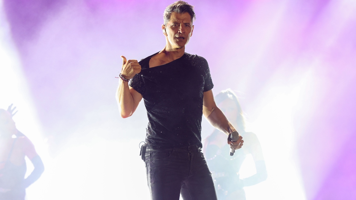 Home 76 Σάκης Ρουβάς: Ανακαλύψτε τον σωσία του… 20 χρόνια πριν!