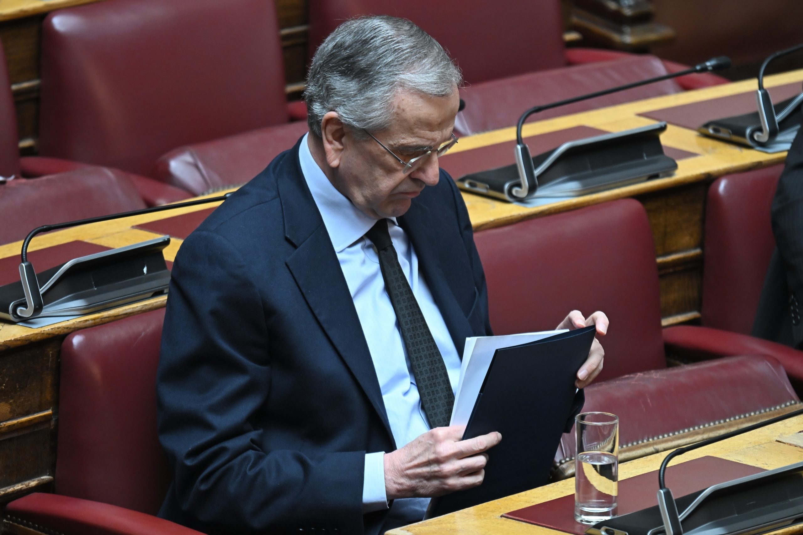 Σαμαράς στη Βουλή: «Δεν υπάρχουν επαγγελματίες ανησυχούντες, μόνο ερασιτέχνες εφησυχασμένοι» – Η απάντηση στον Κυριάκο Μητσοτάκη