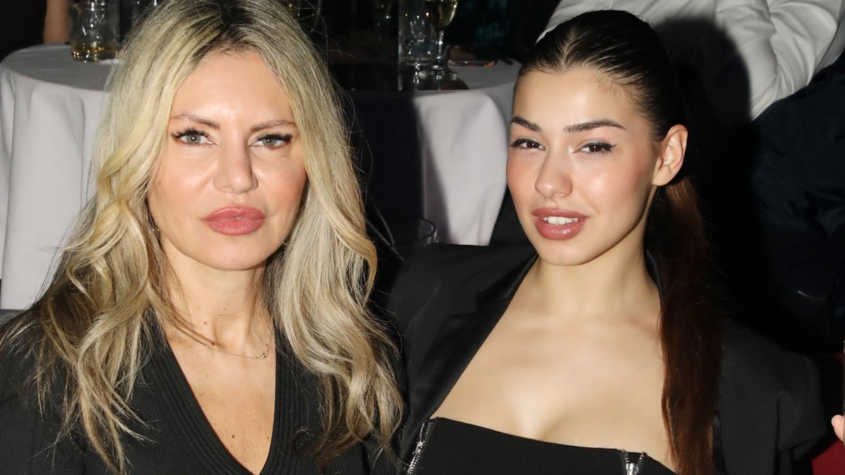 Τάρια Μπούρα: Σπάνια έξοδος με την καλλονή κόρη της Ραφαέλα Μητροπούλου – Μαγνήτισε τα βλέμματα