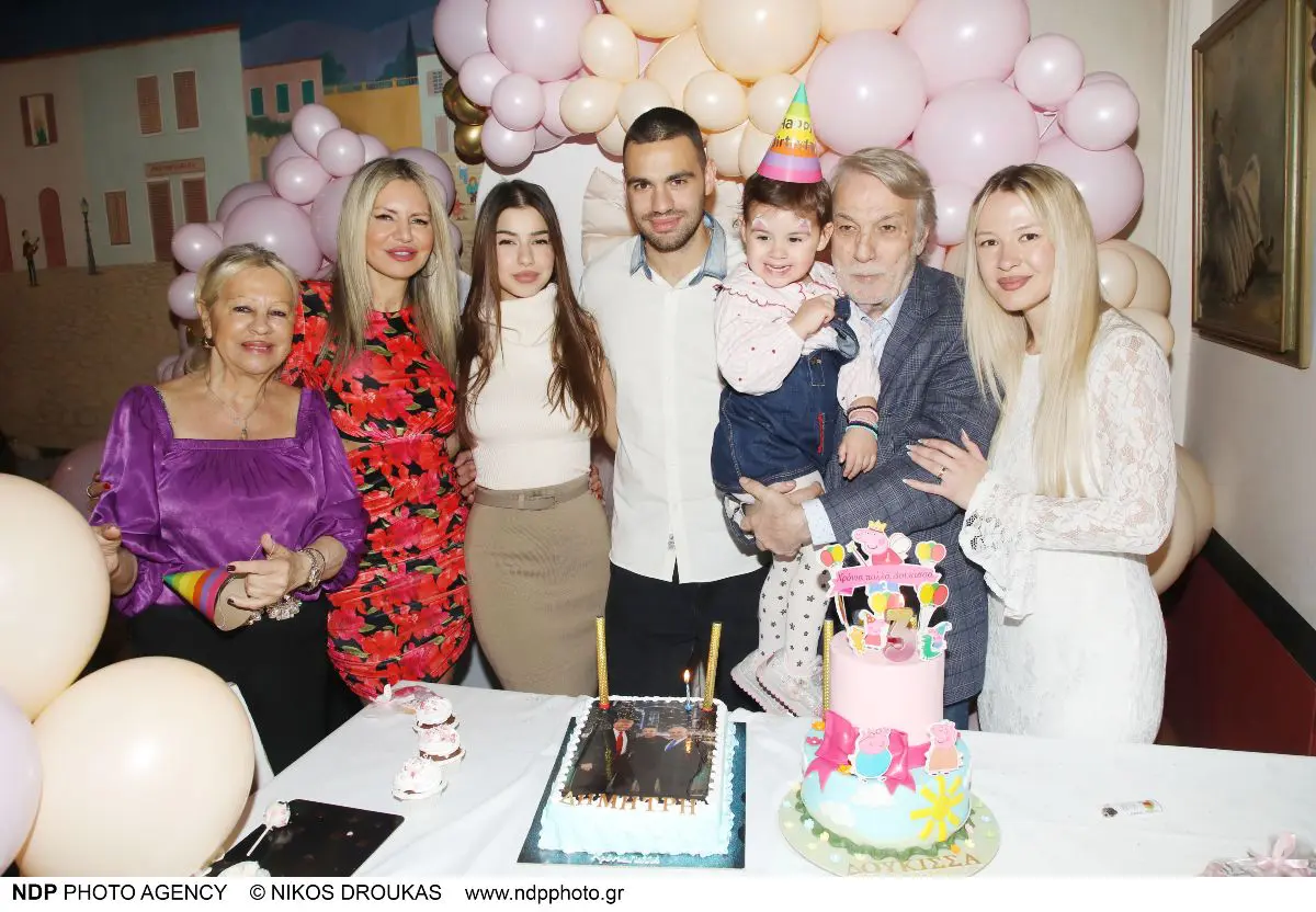 Τάρια Μπούρα με την μητέρα της Ρίτσα, Ραφαέλα Μητροπούλου, Δημήτρης Μητρόπουλος, Δούκισσα Μητροπούλου, Βίκτωρας Μητρόπουλος, Βικτώρια Κοζίνινα