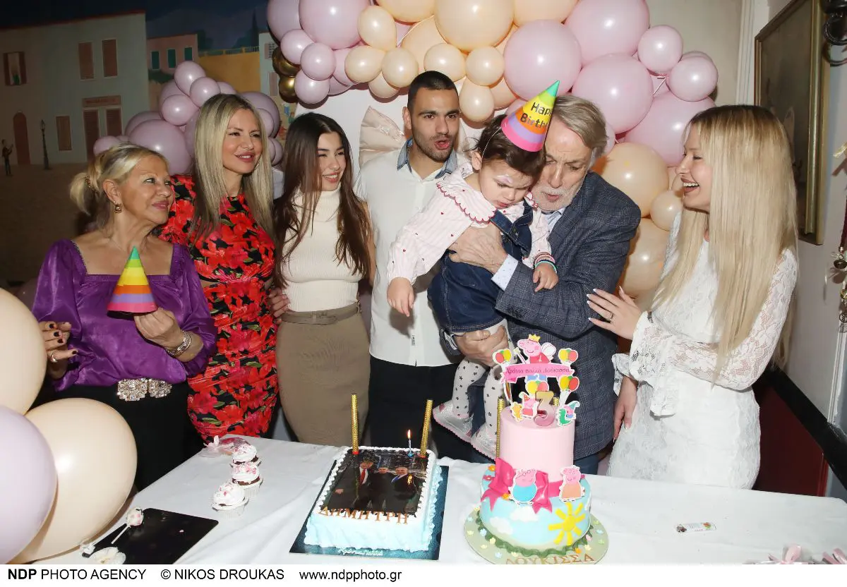 Τάρια Μπούρα με την μητέρα της Ρίτσα, Ραφαέλα Μητροπούλου, Δημήτρης Μητρόπουλος, Δούκισσα Μητροπούλου, Βίκτωρας Μητρόπουλος, Βικτώρια Κοζίνινα