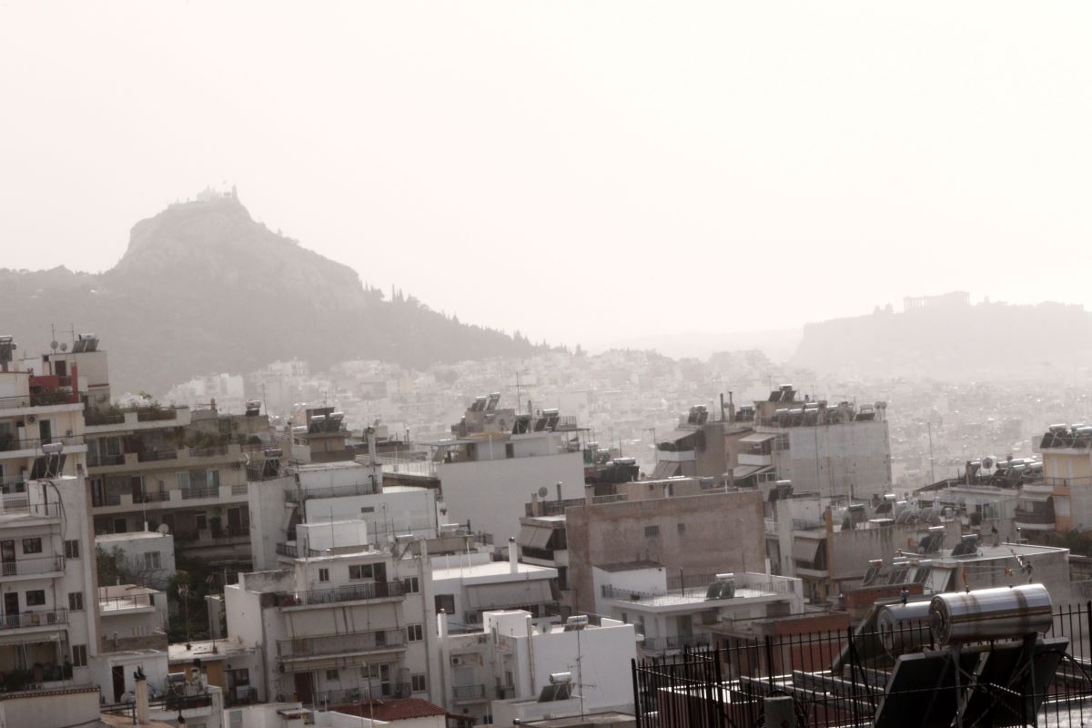 Αφρικανική σκόνη από τη Λιβύη και την Αίγυπτο φτάνει στην Ελλάδα και φέρνει λασποβροχές – Ποιες περιοχές θα χτυπήσει το φαινόμενο