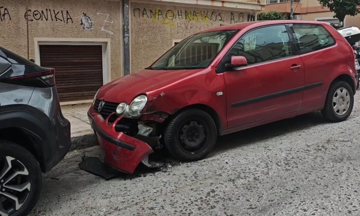 Παγκράτι: Οδηγός υπό την επήρεια αλκοόλ συγκρούστηκε με 3 αυτοκίνητα και μοτοσικλέτα που καρφώθηκε σε είσοδο πολυκατοικίας
