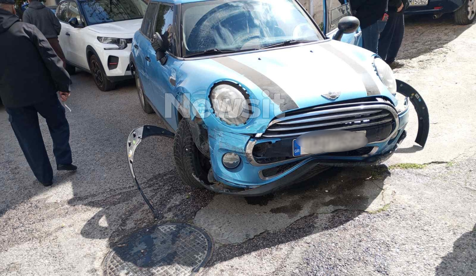 Πειραιάς: «Θα δουλέψω για να σας αποζημιώσω» έλεγε ο οδηγός που χτύπησε 8 αυτοκίνητα αφού παρέσυρε την ηλικιωμένη