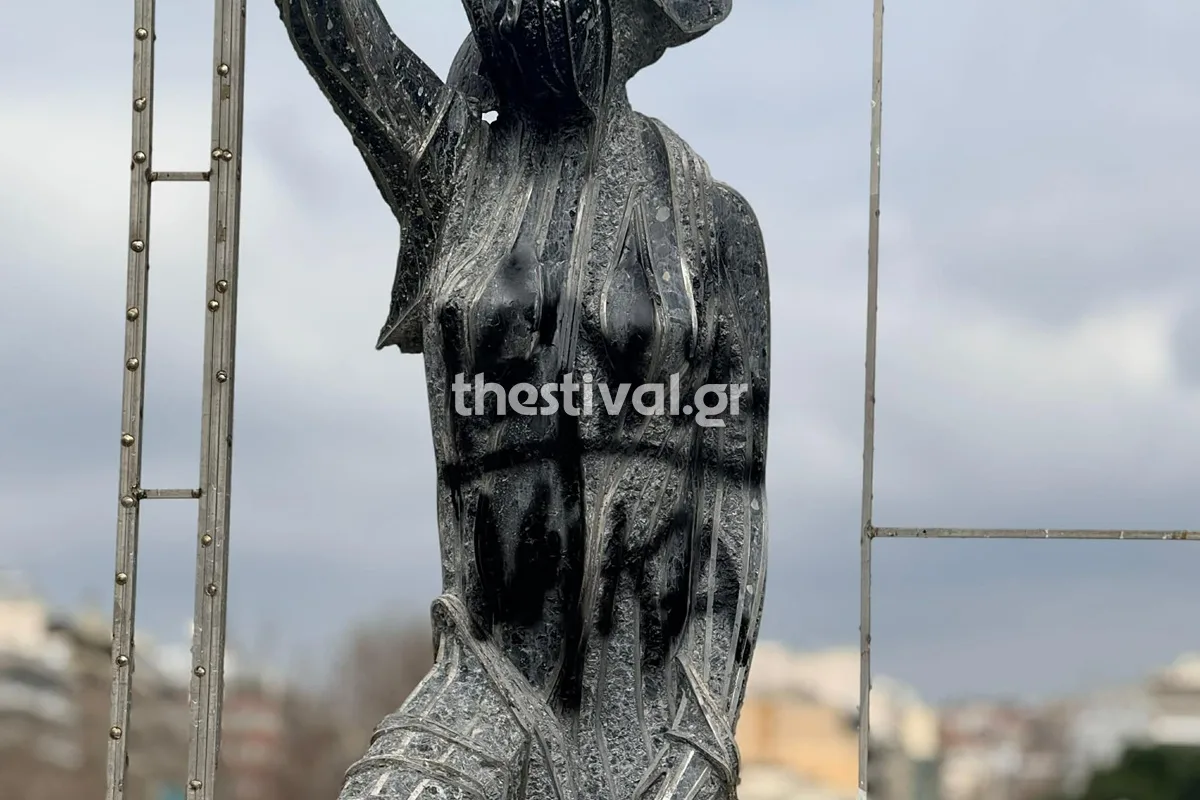 Κατέστρεψαν άγαλμα στην καρδιά της Θεσσαλονίκης – Έγραψαν «Ιησούς Χριστός Νικά»