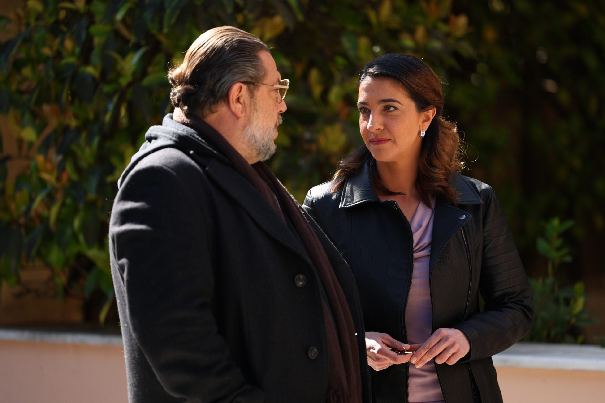 Να μ’ αγαπάς: Ο Λευτέρης επιτίθεται στον Ορφέα, η Ζωή ζητεί οριστικά διαζύγιο απ’ τον Θεόφιλο και ένας άνδρας επιστρέφει απ’ το παρελθόν