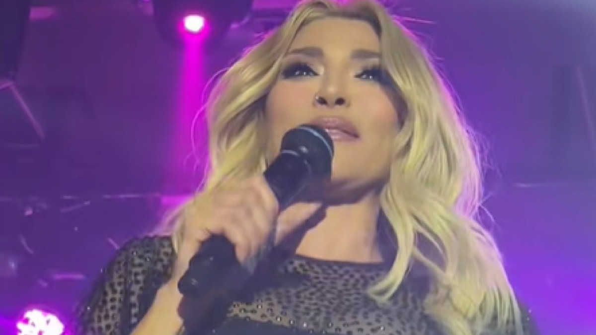 Home 52 Αγγελική Ηλιάδη: Η φράση στην πίστα του νυχτερινού μαγαζιού που τραγουδά – «Μια γυναίκα μόνο γνωρίζει» (Βίντεο)