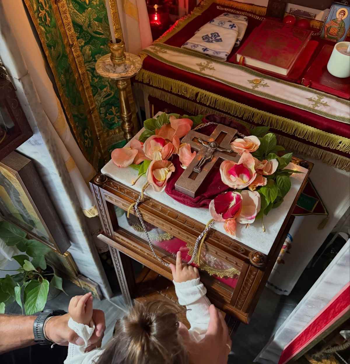 Αγγελόπουλος – Βαμβακούση: Στην εκκλησία με την μικρή τους (Εικόνες) 7 Η ανάρτηση του Γιώργου Αγγελόπουλου και της Δήμητρας Βαμβακούση από την εκκλησία