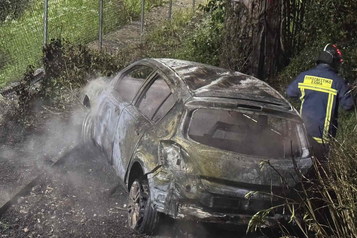 Αιτωλοακαρνανία: Αυτοκίνητο εκτός ελέγχου τυλίγεται στις φλόγες και καταστρέφεται ολοσχερώς